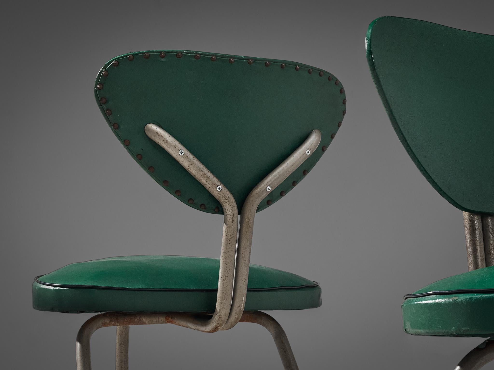 Paar Dreibein-Stühle aus Stahl und grünem Leder (Moderne der Mitte des Jahrhunderts) im Angebot