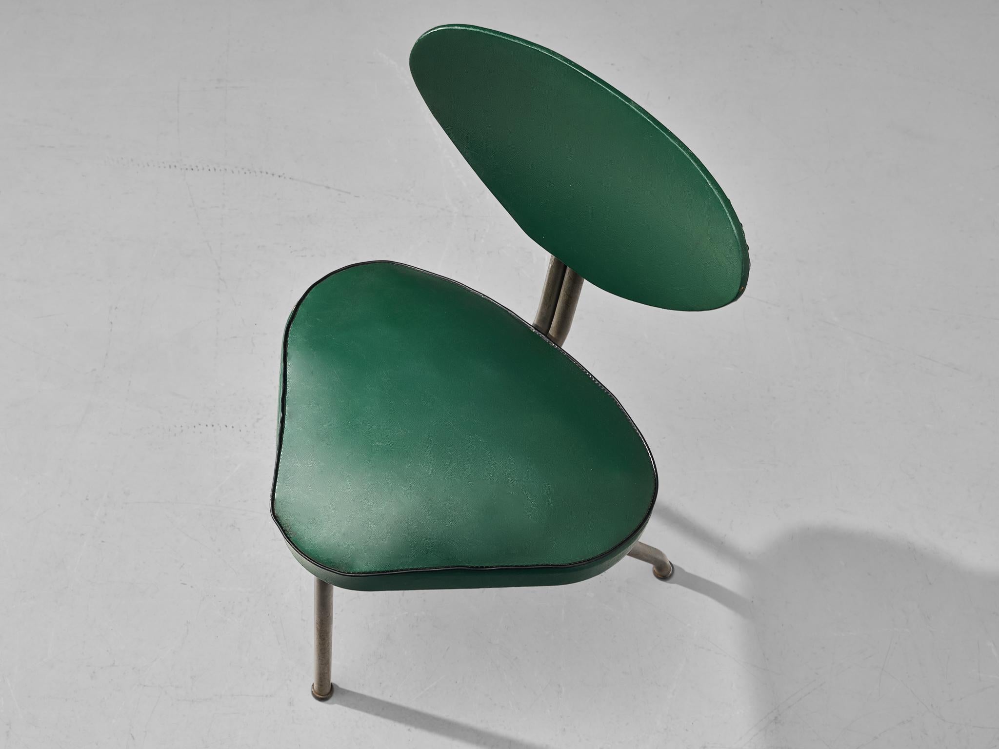 Paar Dreibein-Stühle aus Stahl und grünem Leder (Europäisch) im Angebot