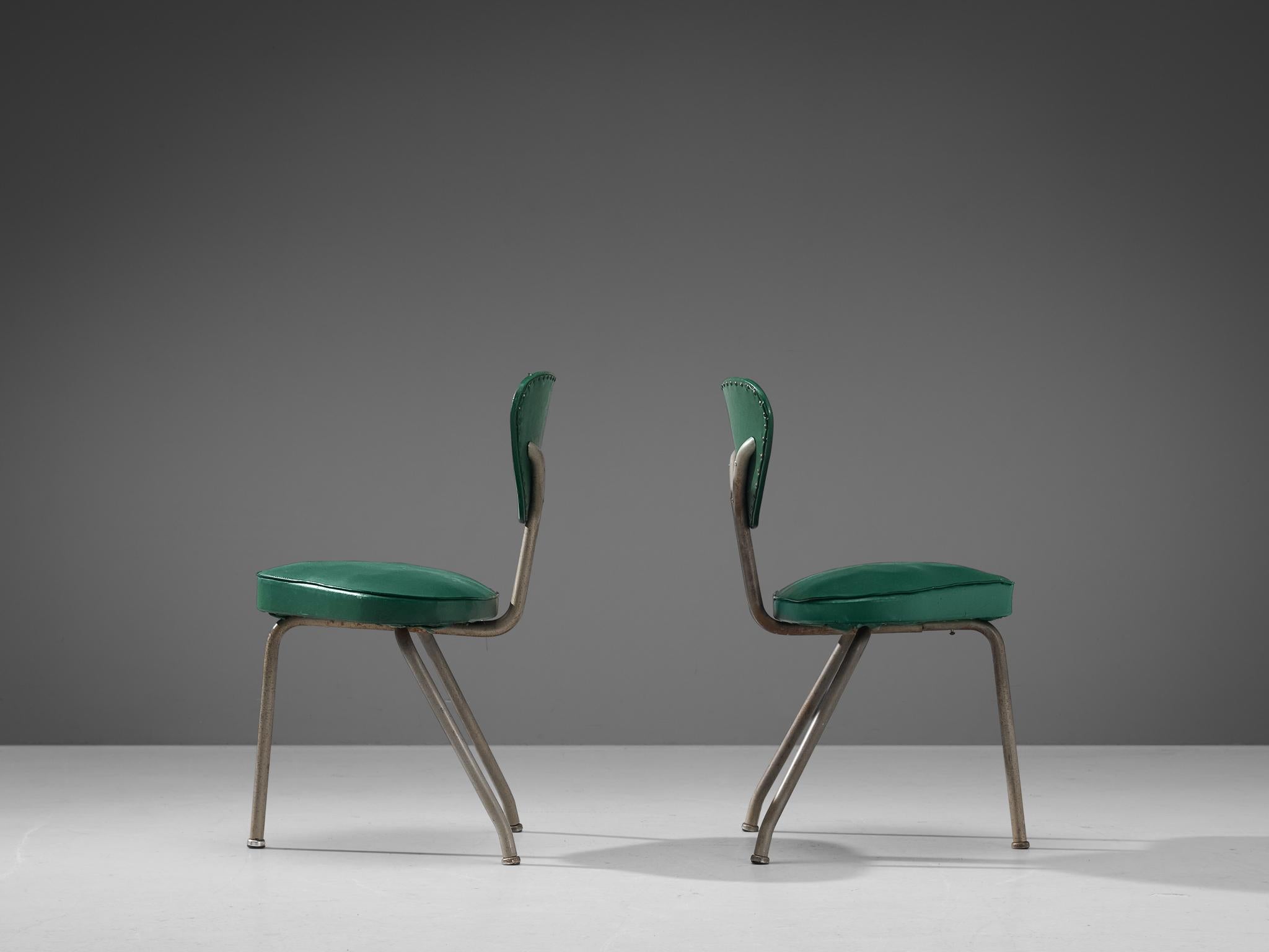 Paire de chaises tripodes en acier et similicuir vert Bon état - En vente à Waalwijk, NL