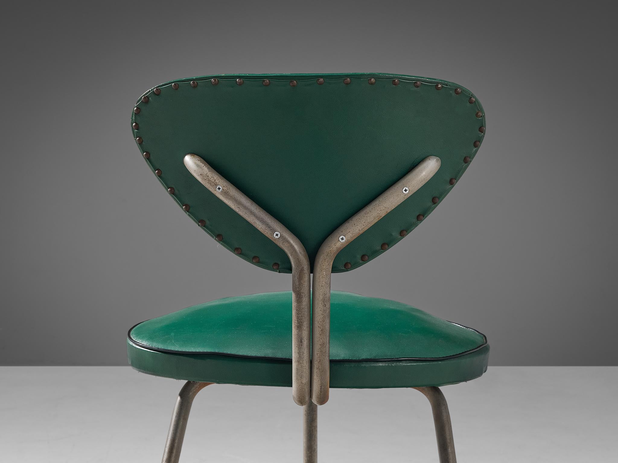 Milieu du XXe siècle Paire de chaises tripodes en acier et similicuir vert en vente