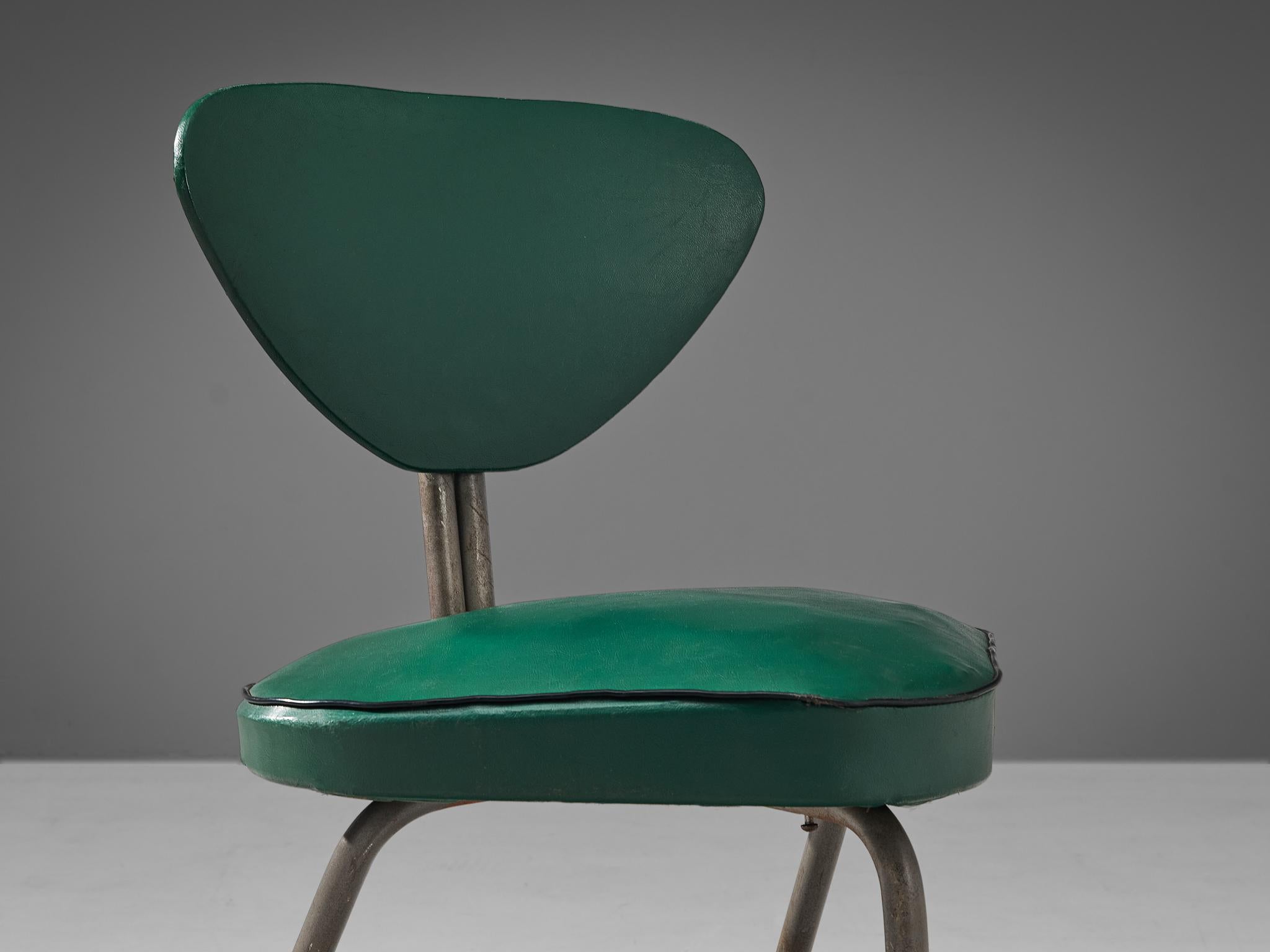Paar Dreibein-Stühle aus Stahl und grünem Leder im Angebot 2