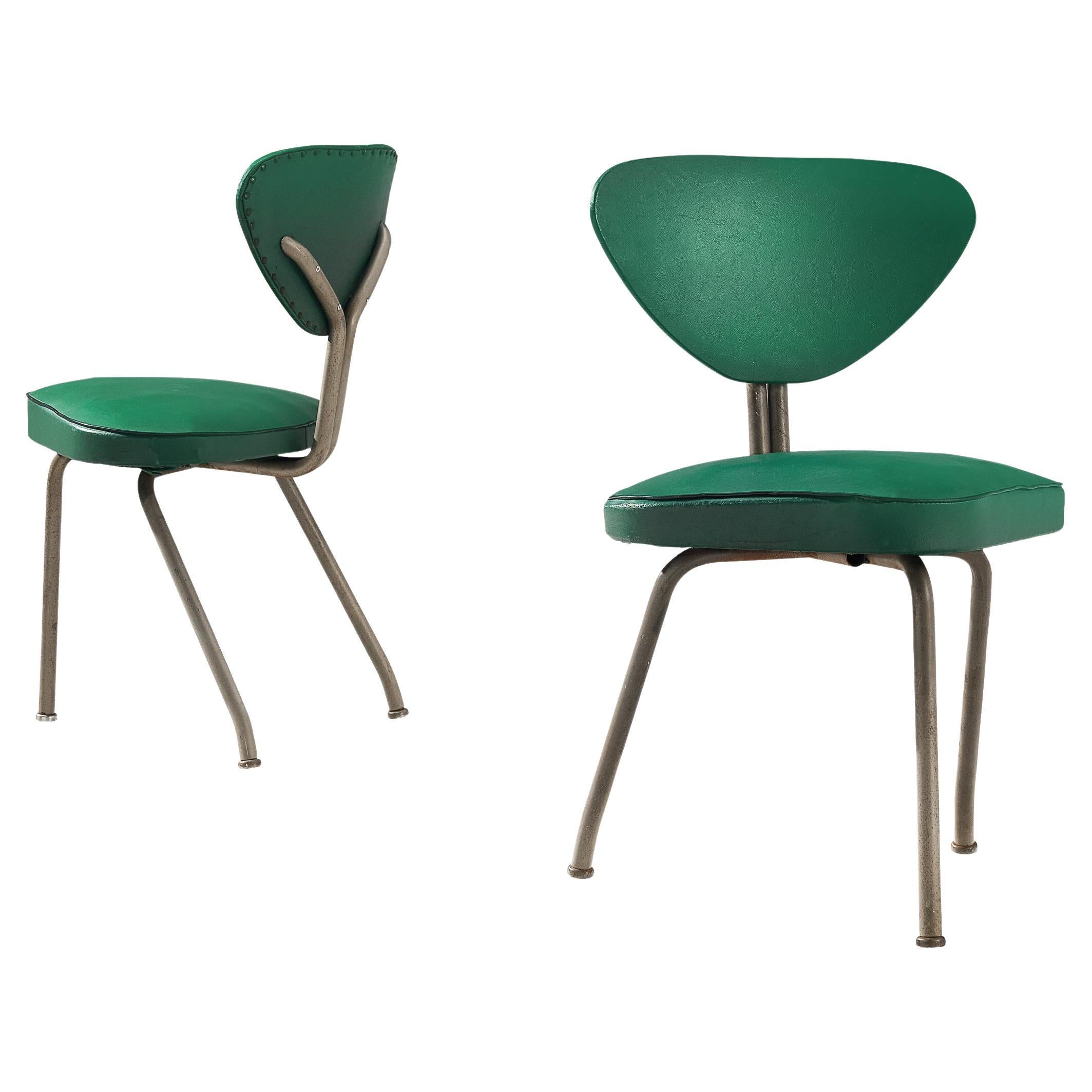 Paar Dreibein-Stühle aus Stahl und grünem Leder im Angebot
