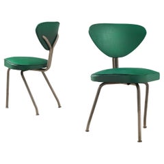 Paar Dreibein-Stühle aus Stahl und grünem Leder