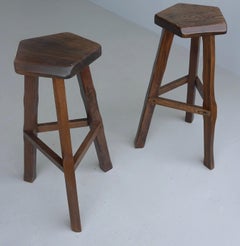 Paire de tabourets de bar à trois pieds incurvés en bois d'orme massif d' Aranjou, France, années 1960