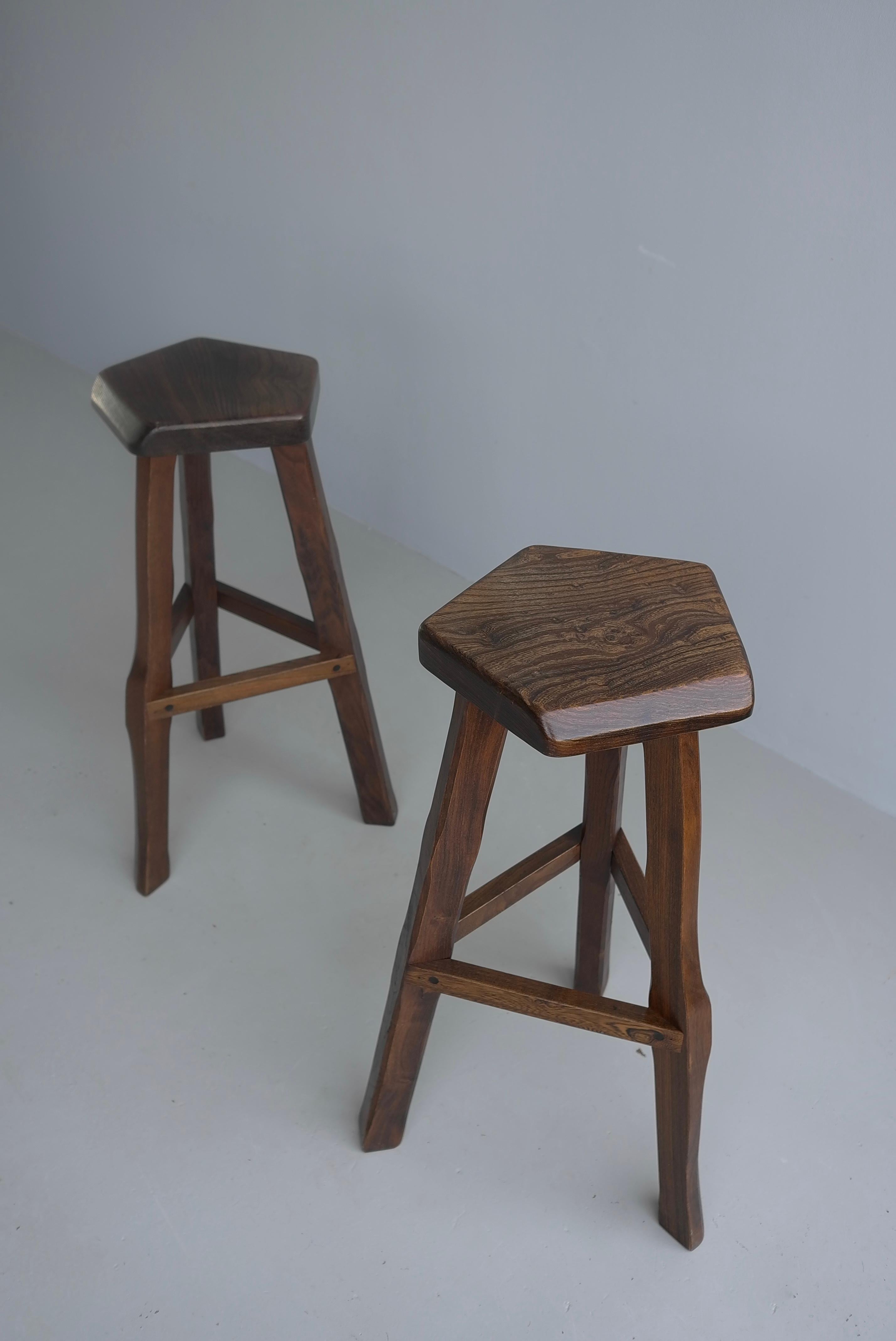 Mid-20th Century Pair of Tripod Curved Bar Stools in Solid Elm Wood by Aranjou, France, 1960's For Sale
