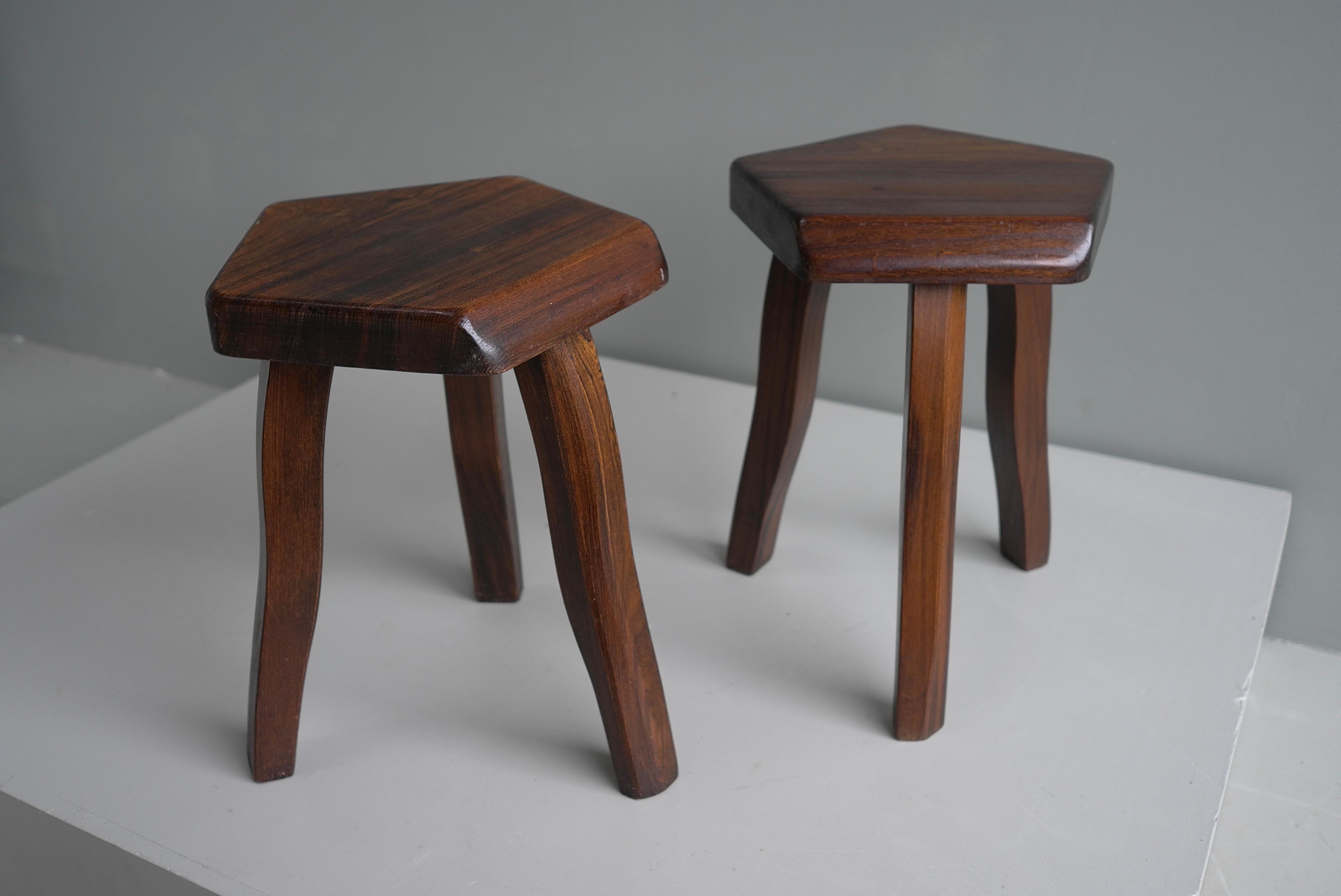 Pair of tripod stools in solid Elm Wood with lovely curved sides and seat, France, 1960's.

 manufactured by Aranjou, France, c. 1960s.


