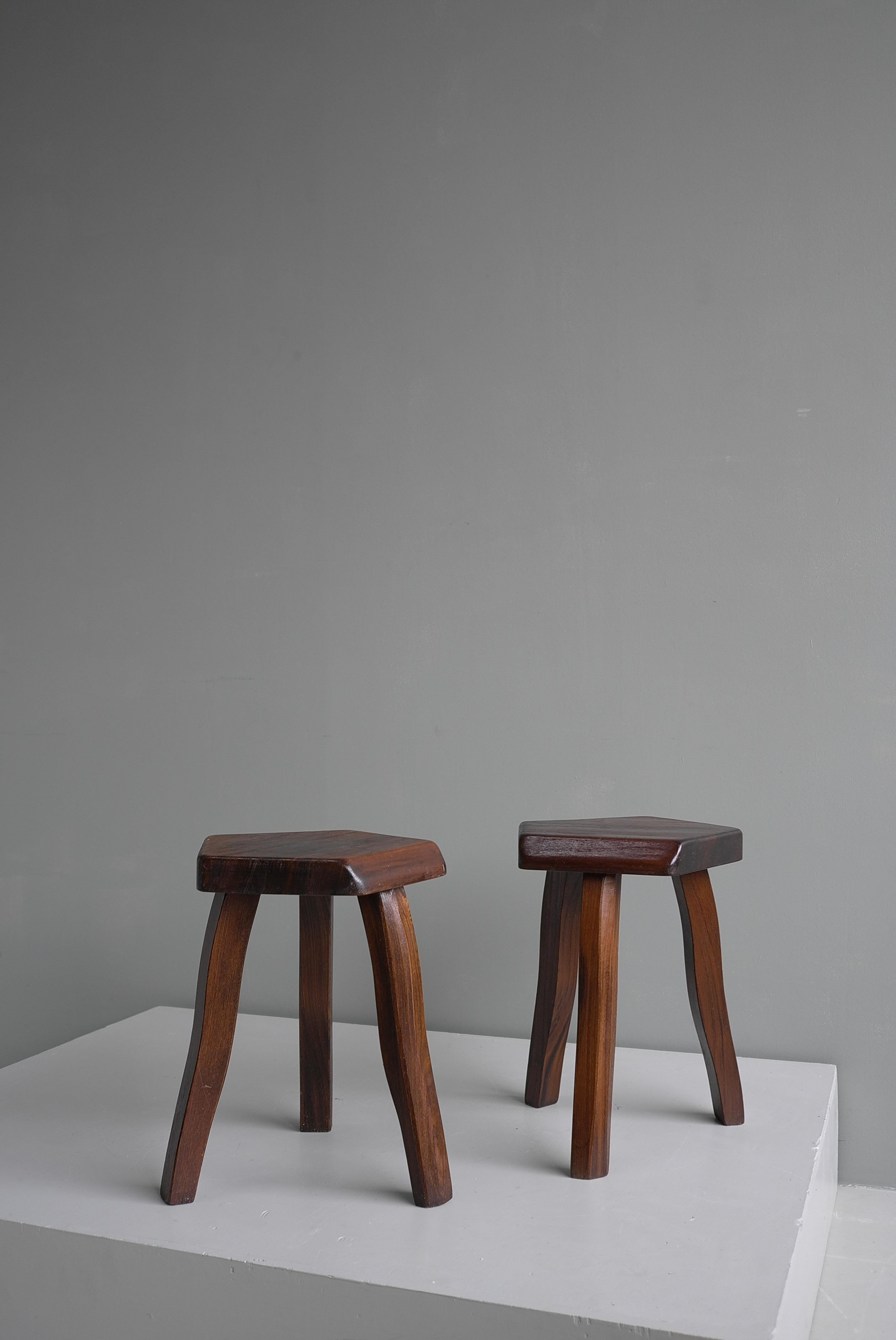 Pair of Tripod Curved Stools in Solid Elm Wood by Aranjou, France, 1960's In Good Condition In Den Haag, NL