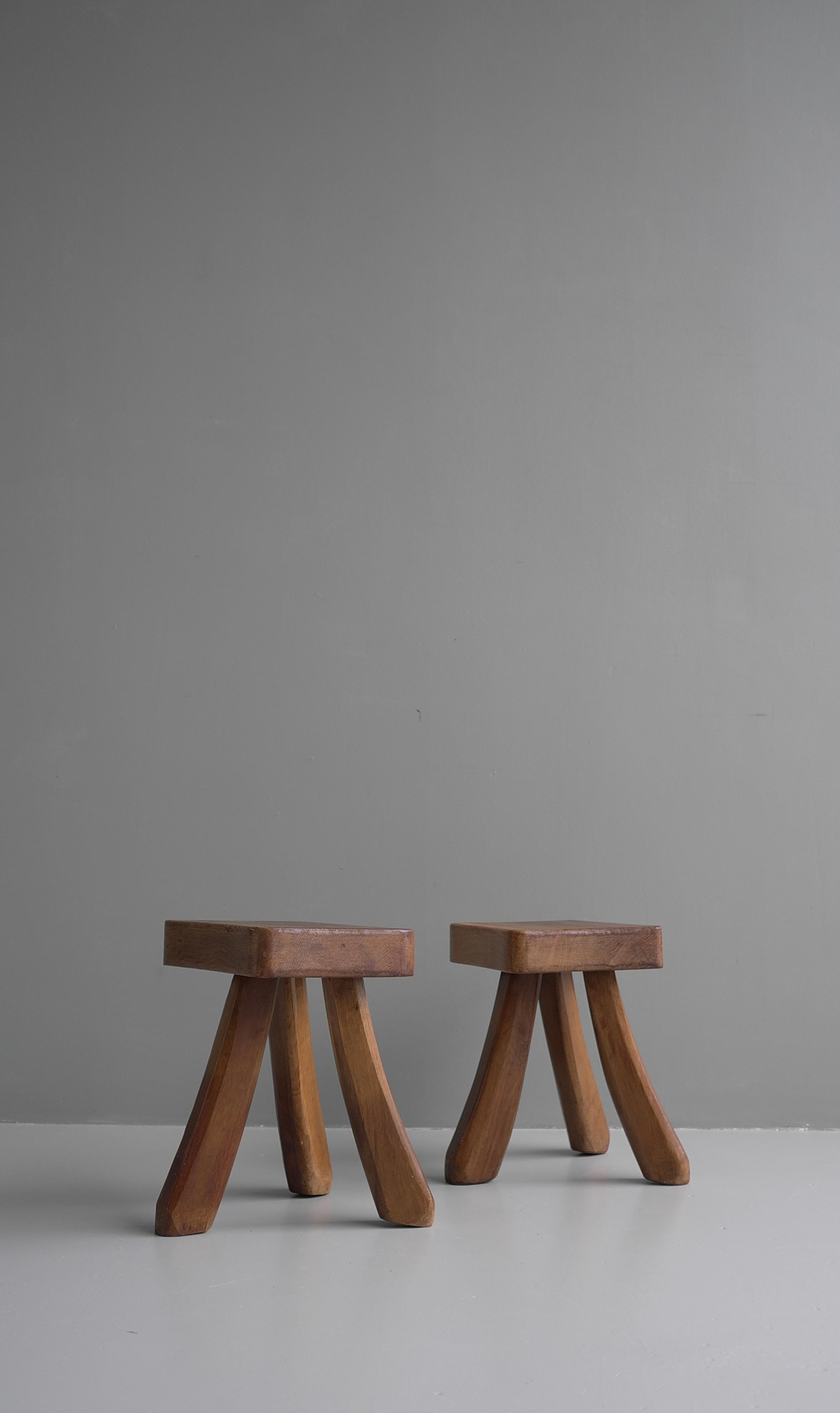 Pair of tripod stools in solid oak with lovely curved sides, France, 1960's.