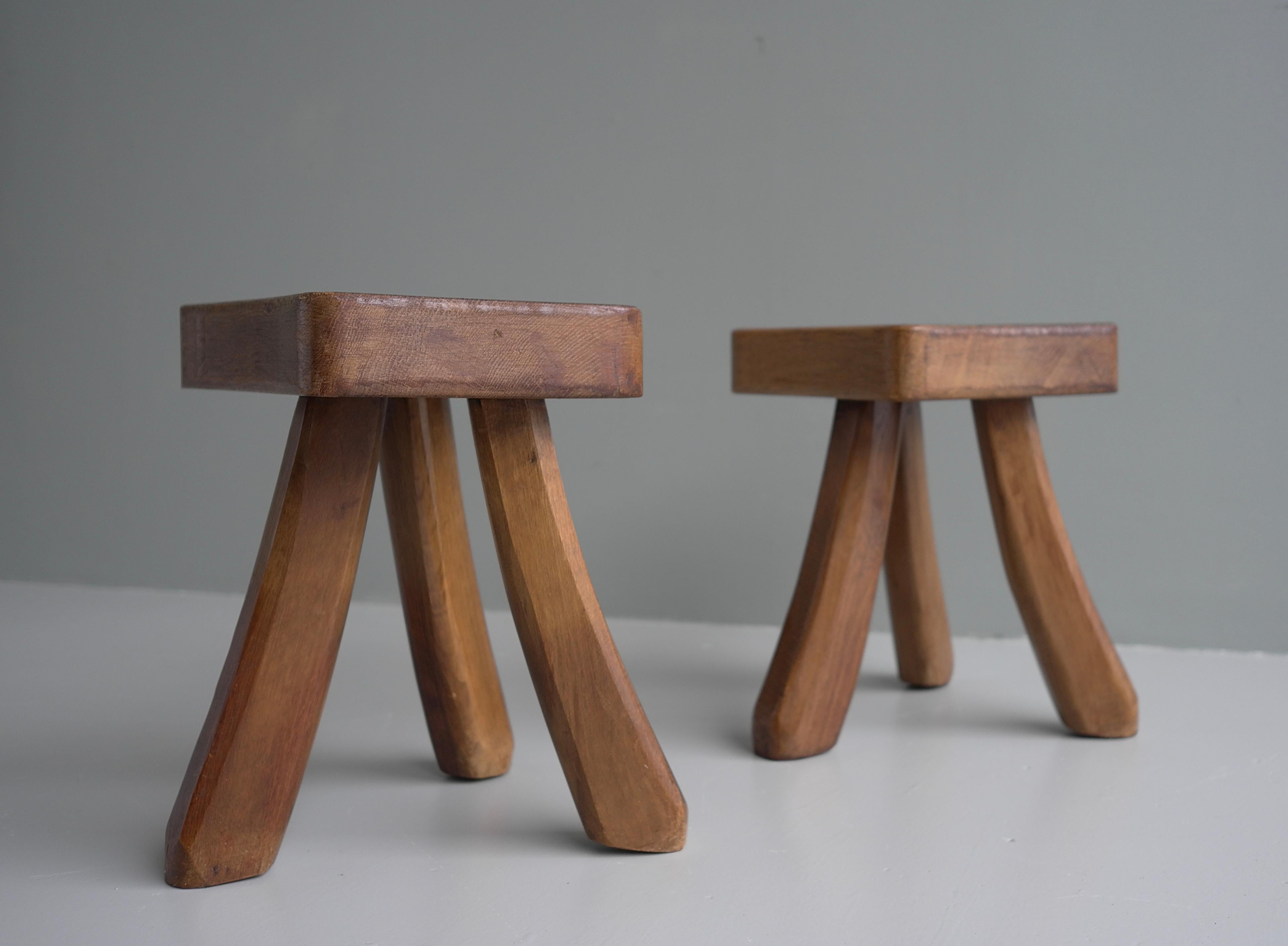 Pair of Tripod Curved Stools in Solid Oak, France, 1960's In Good Condition In Den Haag, NL
