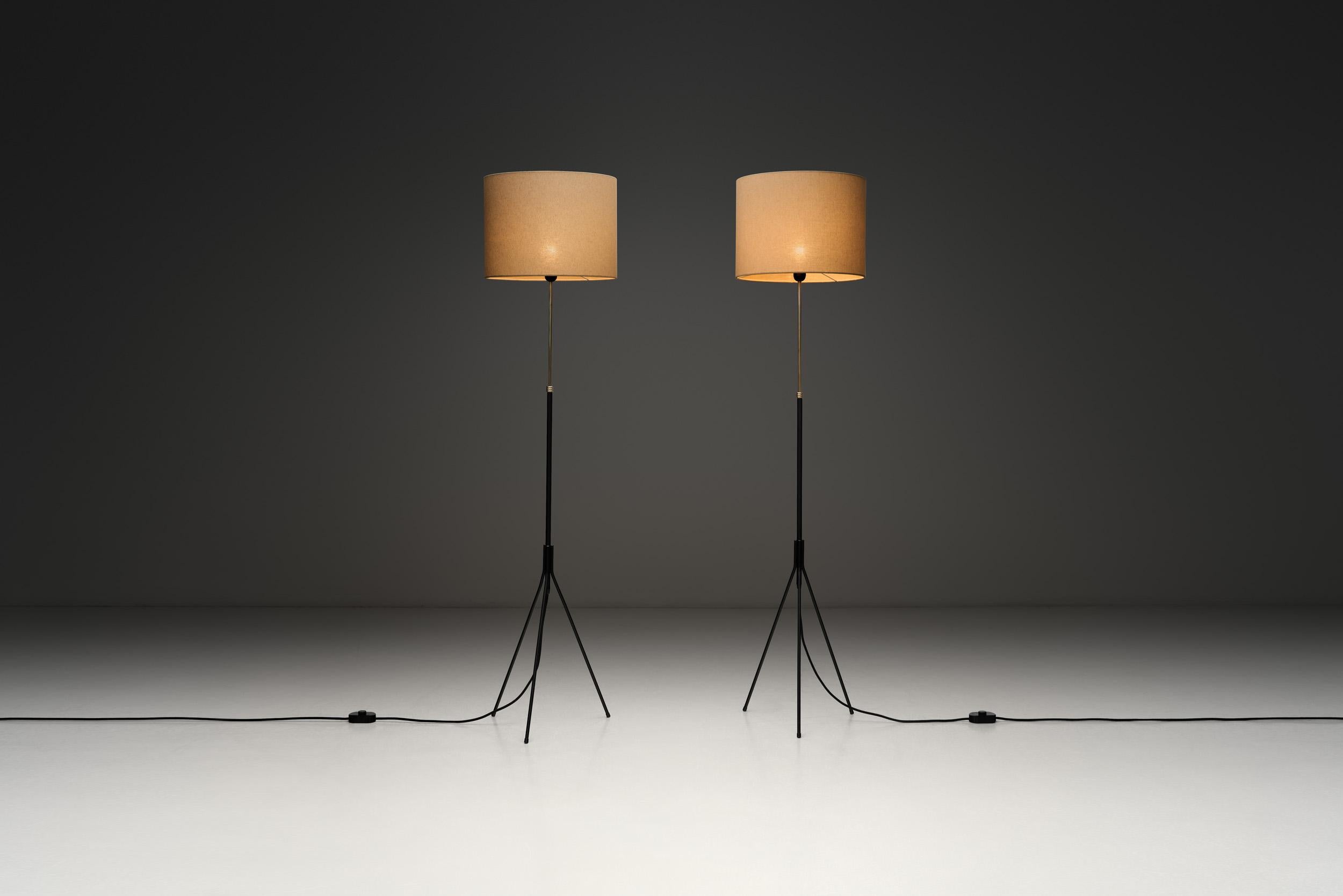 Danese Coppia di lampade da terra a treppiede di Svend Aage Holm Sørensen (Attr.), Danimarca 1960 ca. in vendita