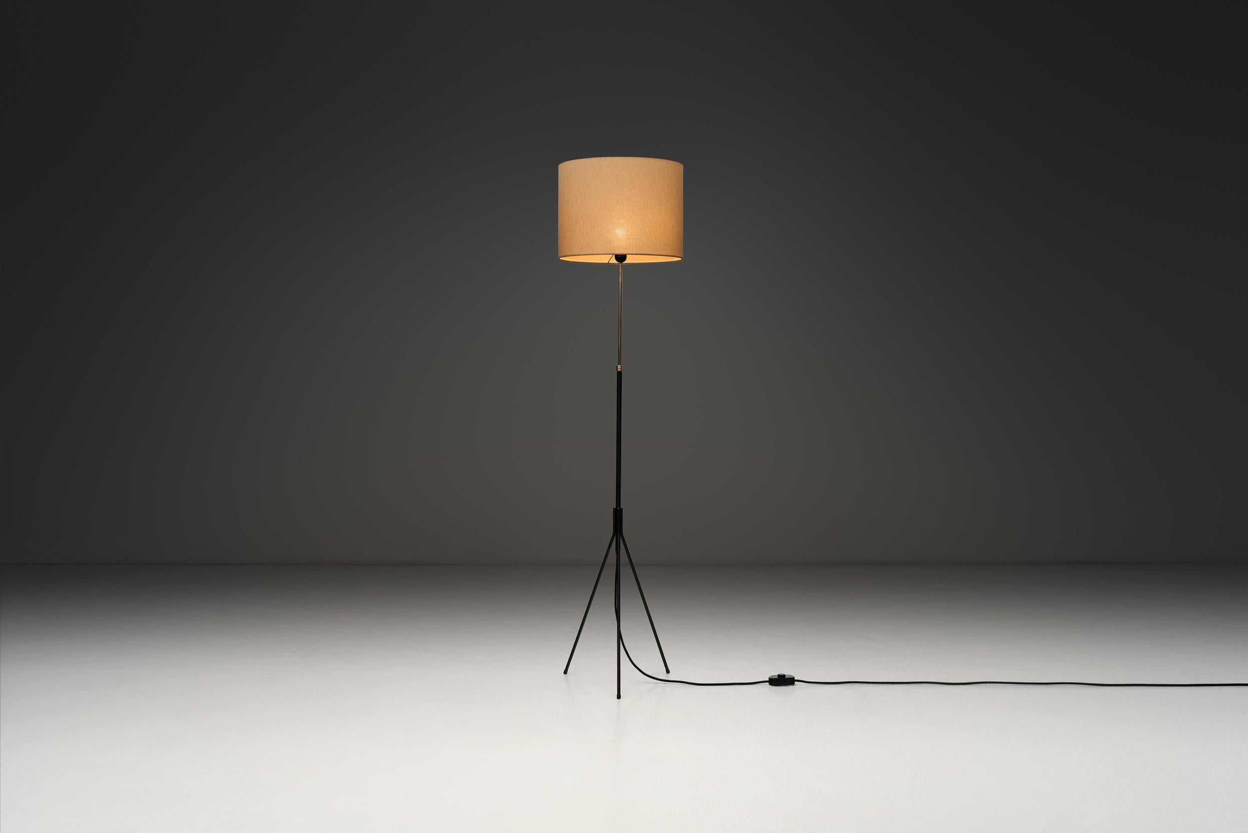 Metà XX secolo Coppia di lampade da terra a treppiede di Svend Aage Holm Sørensen (Attr.), Danimarca 1960 ca. in vendita