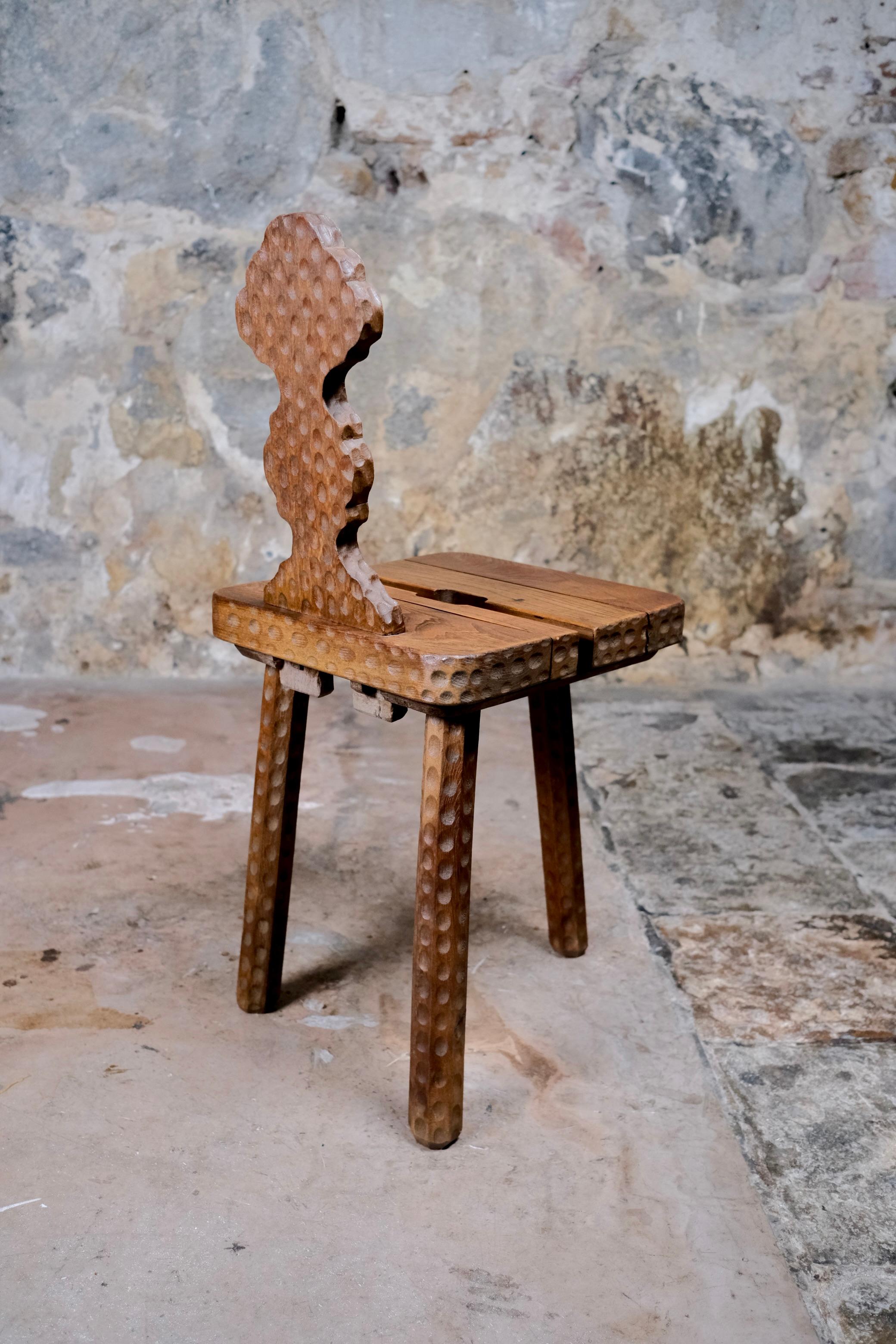 Paire de chaises tripodes en chêne, art populaire, fabriquées en Bretagne, France, milieu du siècle dernier en vente 2