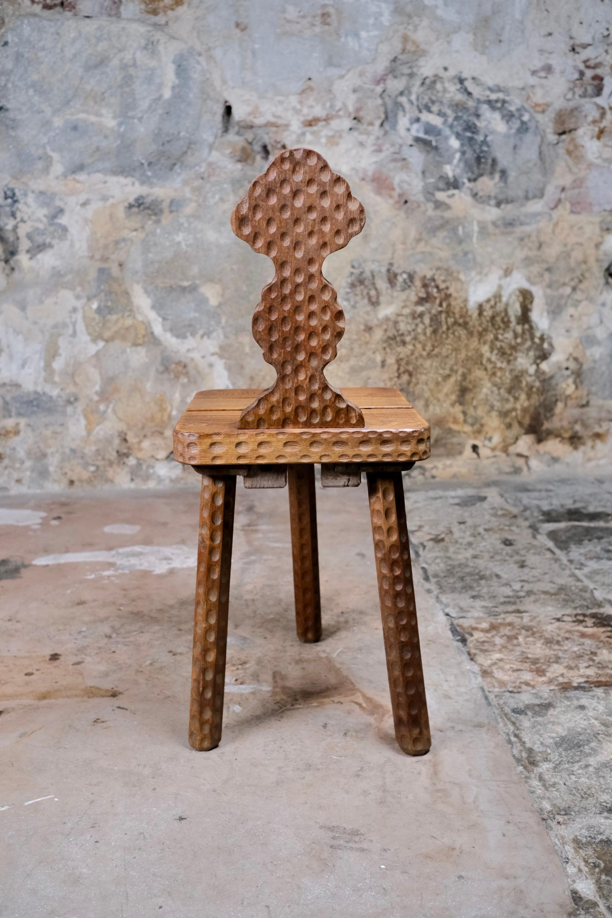 Paire de chaises tripodes en chêne, art populaire, fabriquées en Bretagne, France, milieu du siècle dernier en vente 3