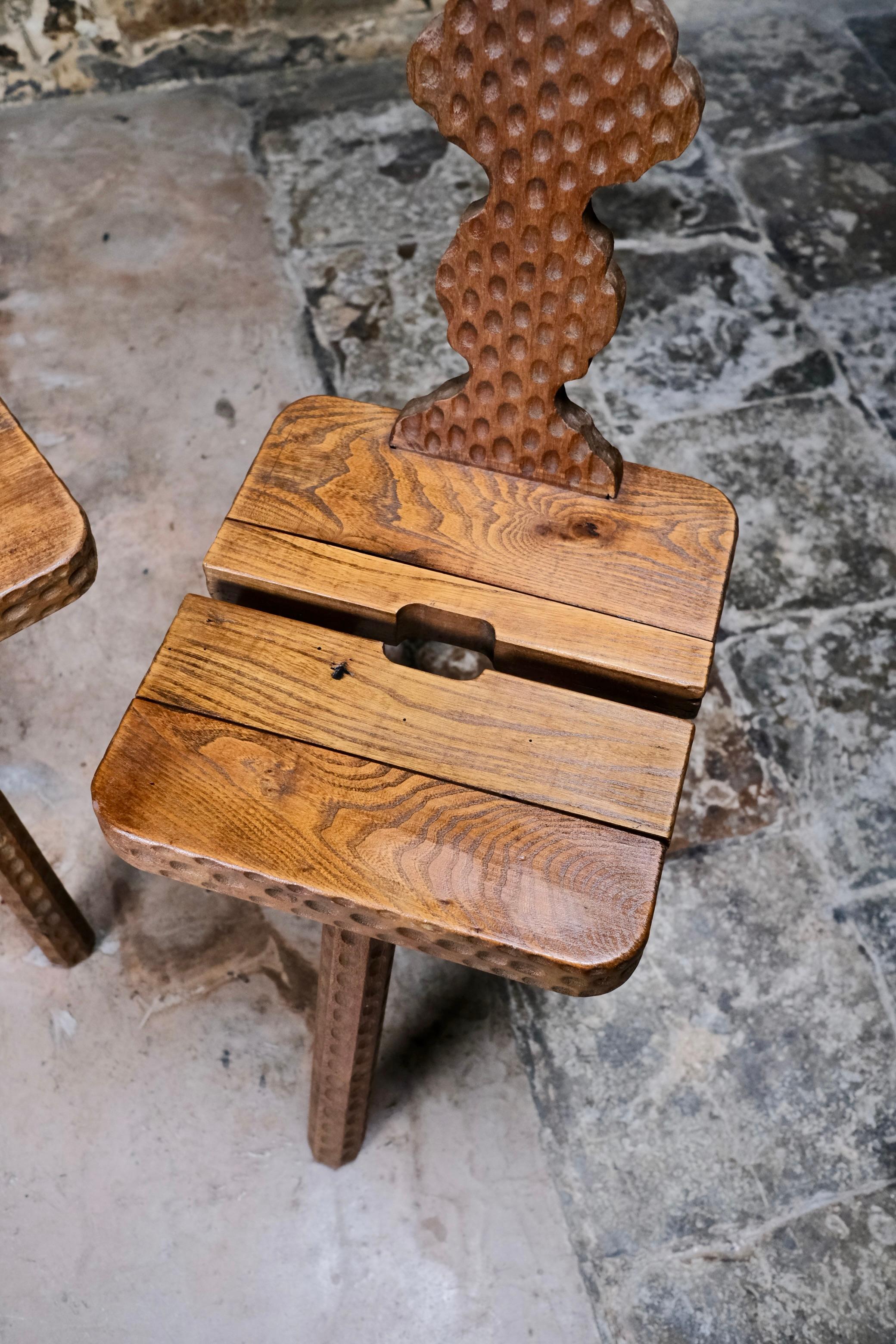 Paire de chaises tripodes en chêne, art populaire, fabriquées en Bretagne, France, milieu du siècle dernier en vente 5