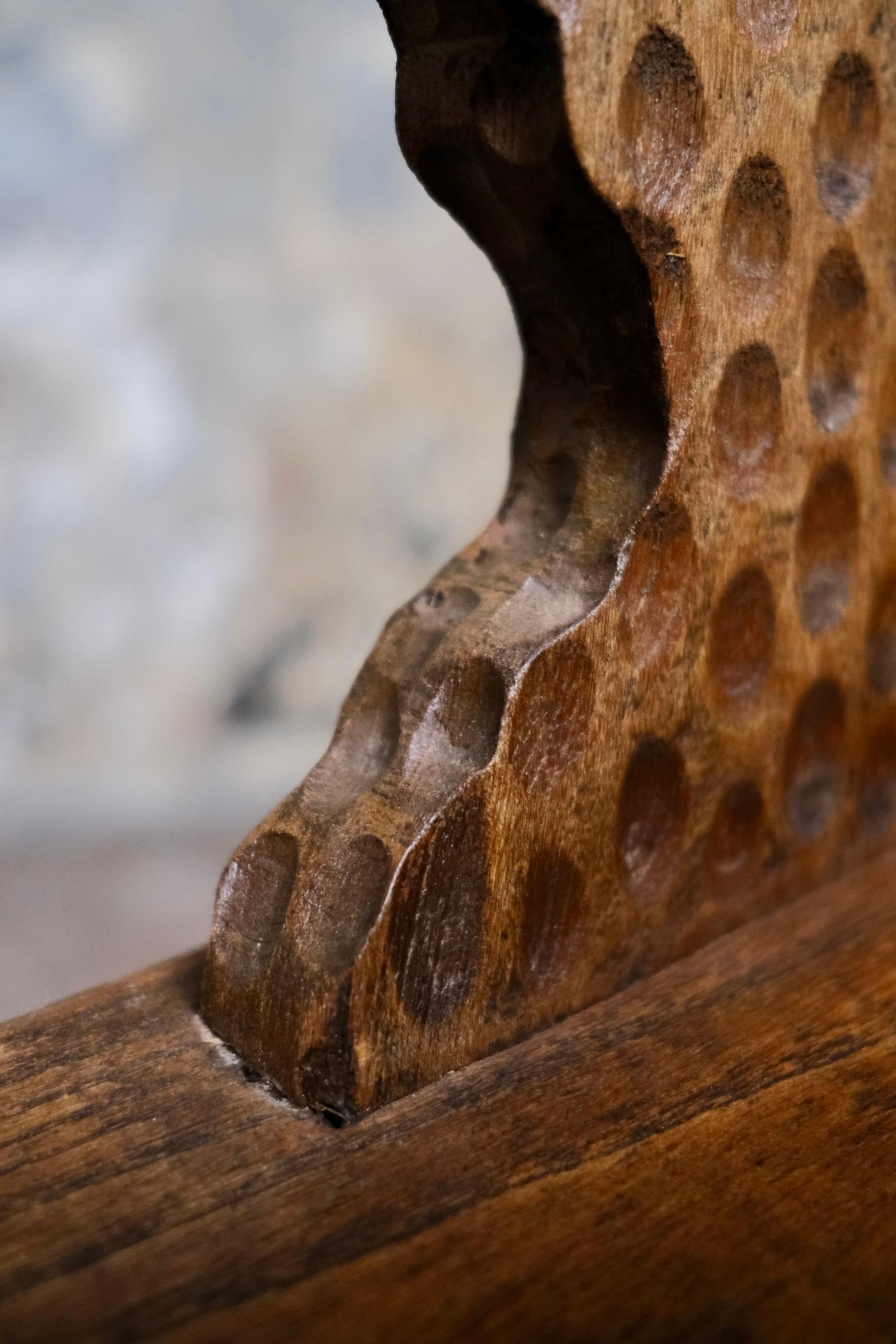 Paire de chaises tripodes en chêne, art populaire, fabriquées en Bretagne, France, milieu du siècle dernier en vente 8