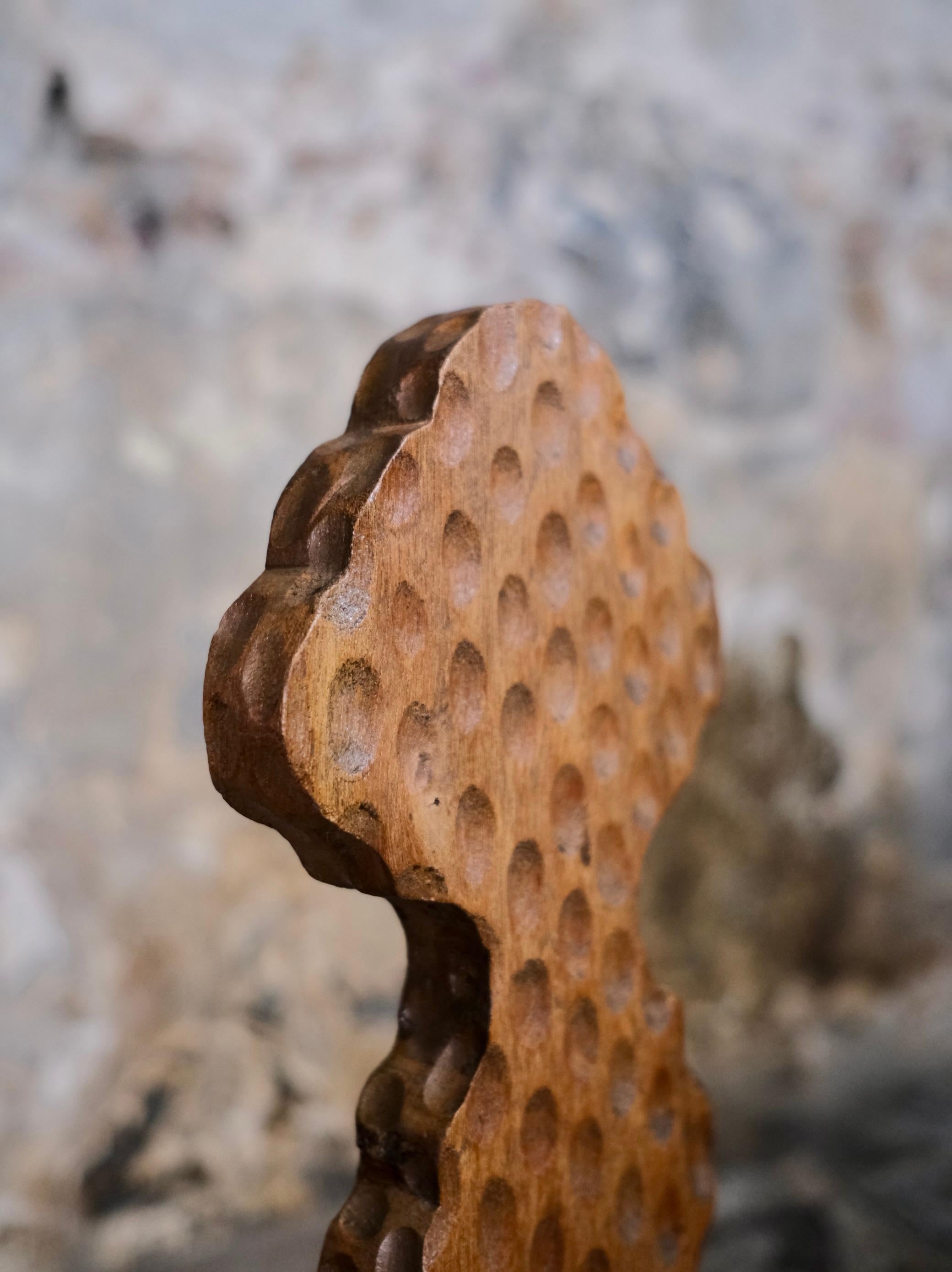 Paire de chaises tripodes en chêne, art populaire, fabriquées en Bretagne, France, milieu du siècle dernier en vente 9