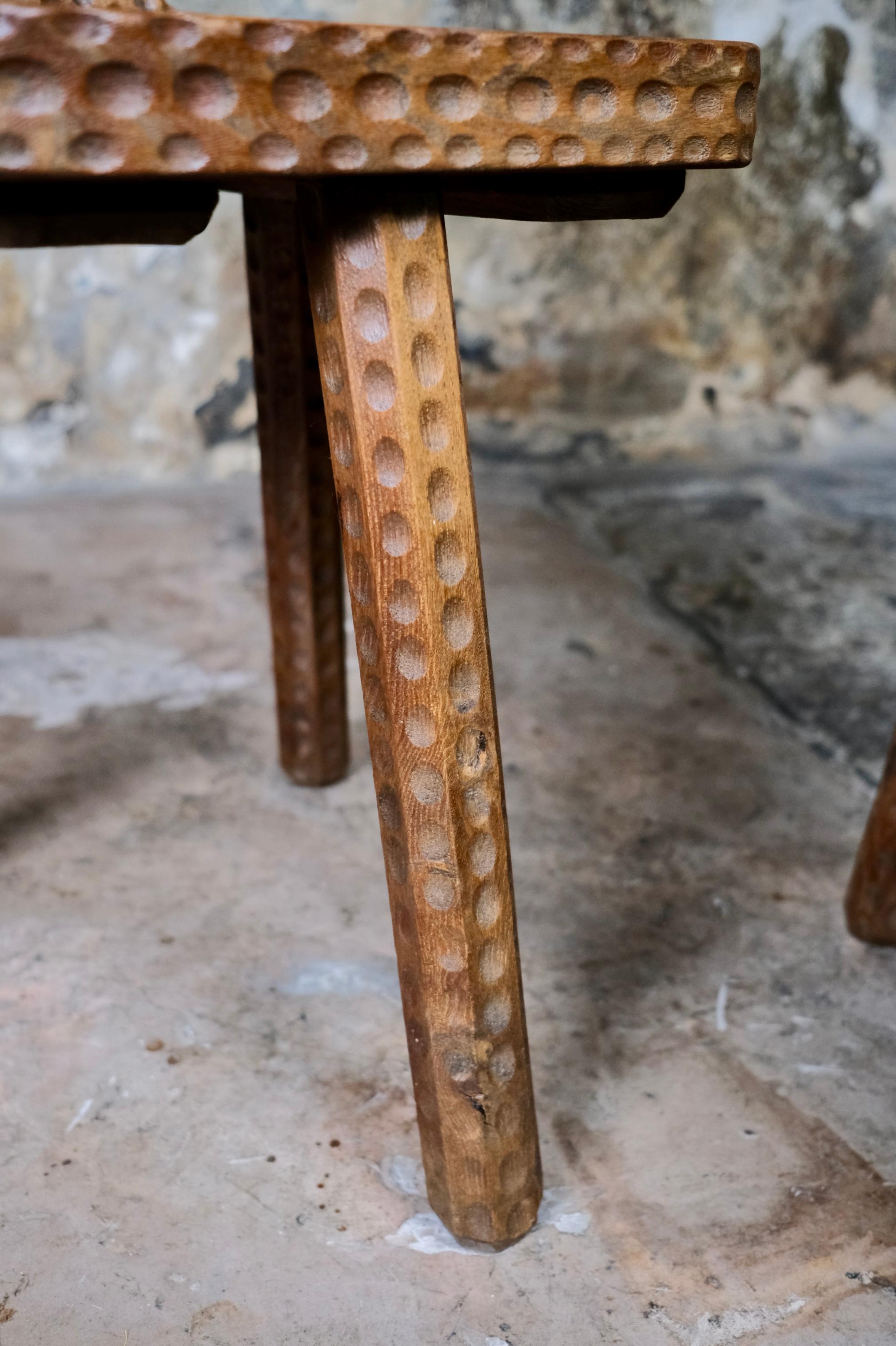 Paire de chaises tripodes en chêne, art populaire, fabriquées en Bretagne, France, milieu du siècle dernier en vente 10