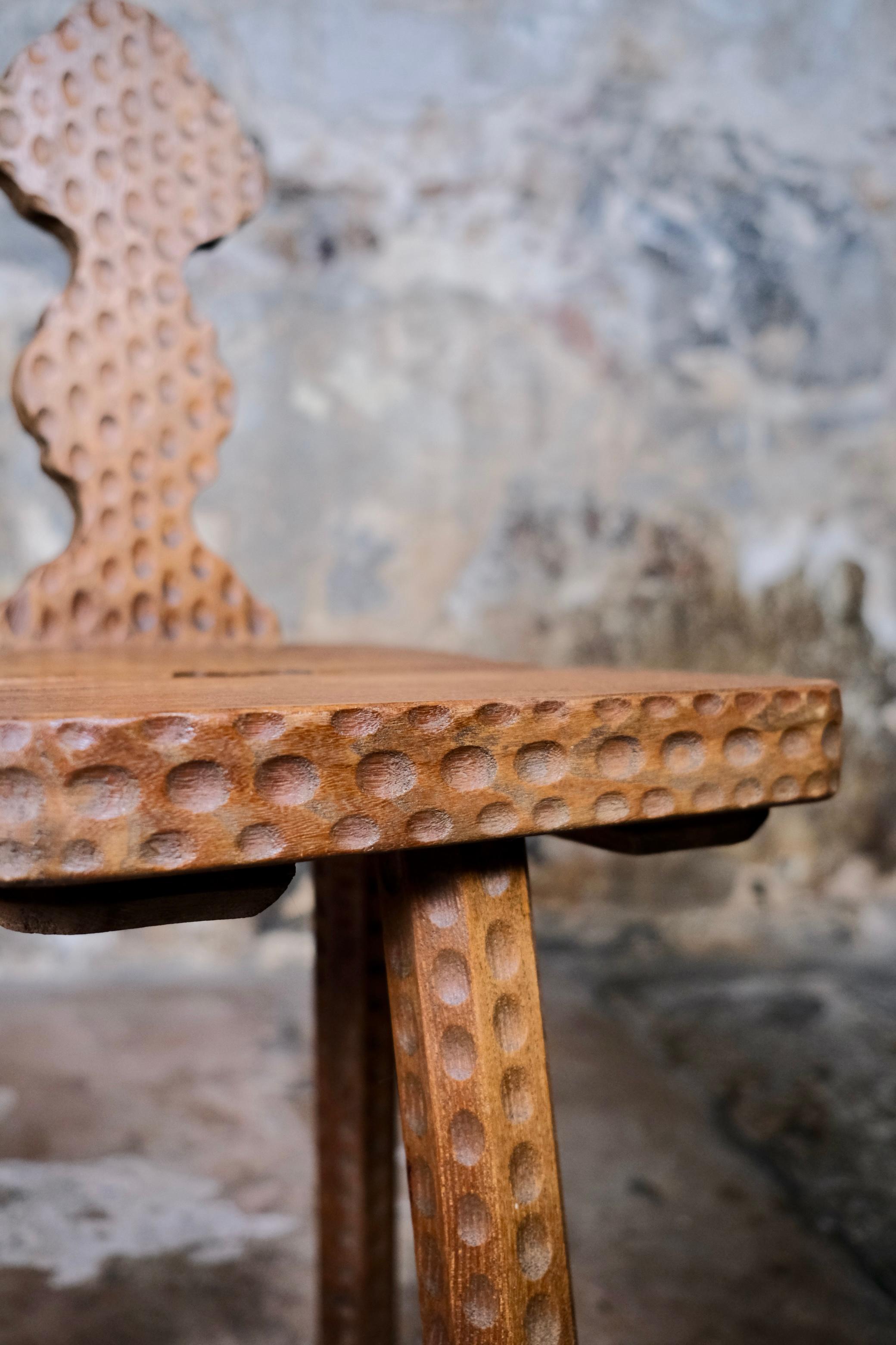Paire de chaises tripodes en chêne, art populaire, fabriquées en Bretagne, France, milieu du siècle dernier en vente 11
