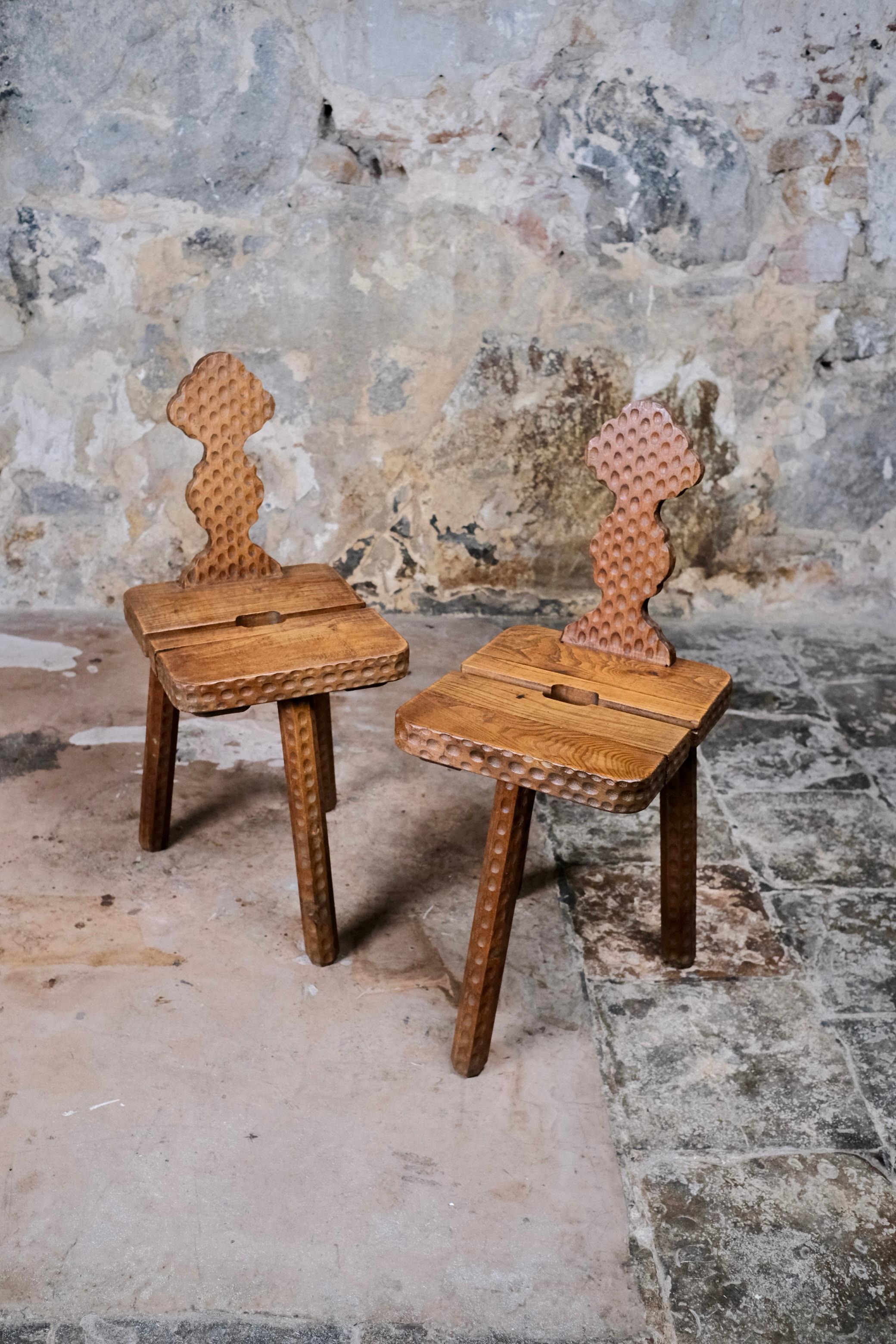 Ensemble unique de chaises tripodes, Bretagne, France, milieu du XXe siècle

Un ensemble rare et unique de chaises tripodes fabriquées à la main en Bretagne, France, vers le milieu du 20e siècle.
Alliant les sensibilités de l'art populaire à une
