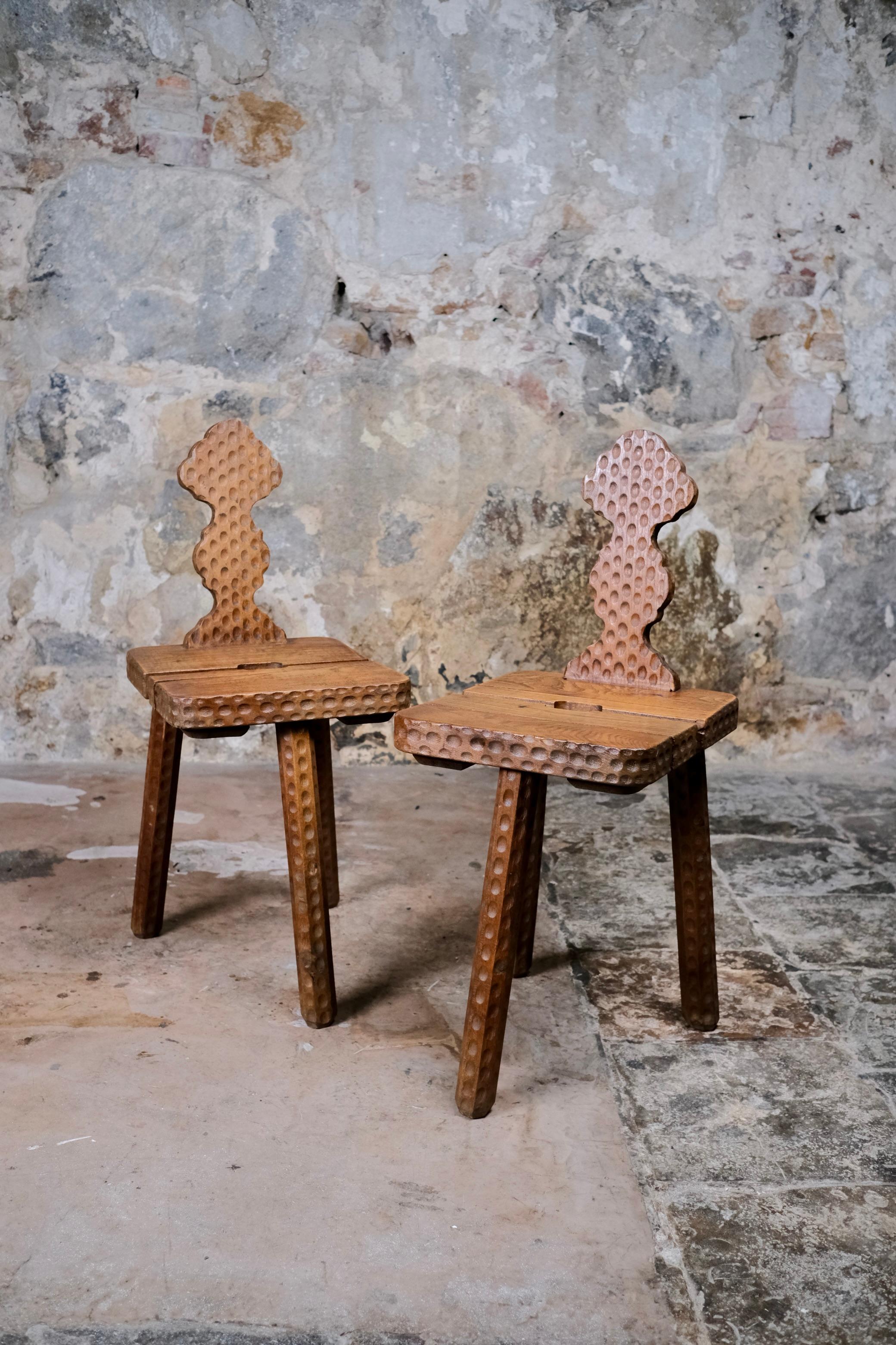 Artisanat Paire de chaises tripodes en chêne, art populaire, fabriquées en Bretagne, France, milieu du siècle dernier en vente