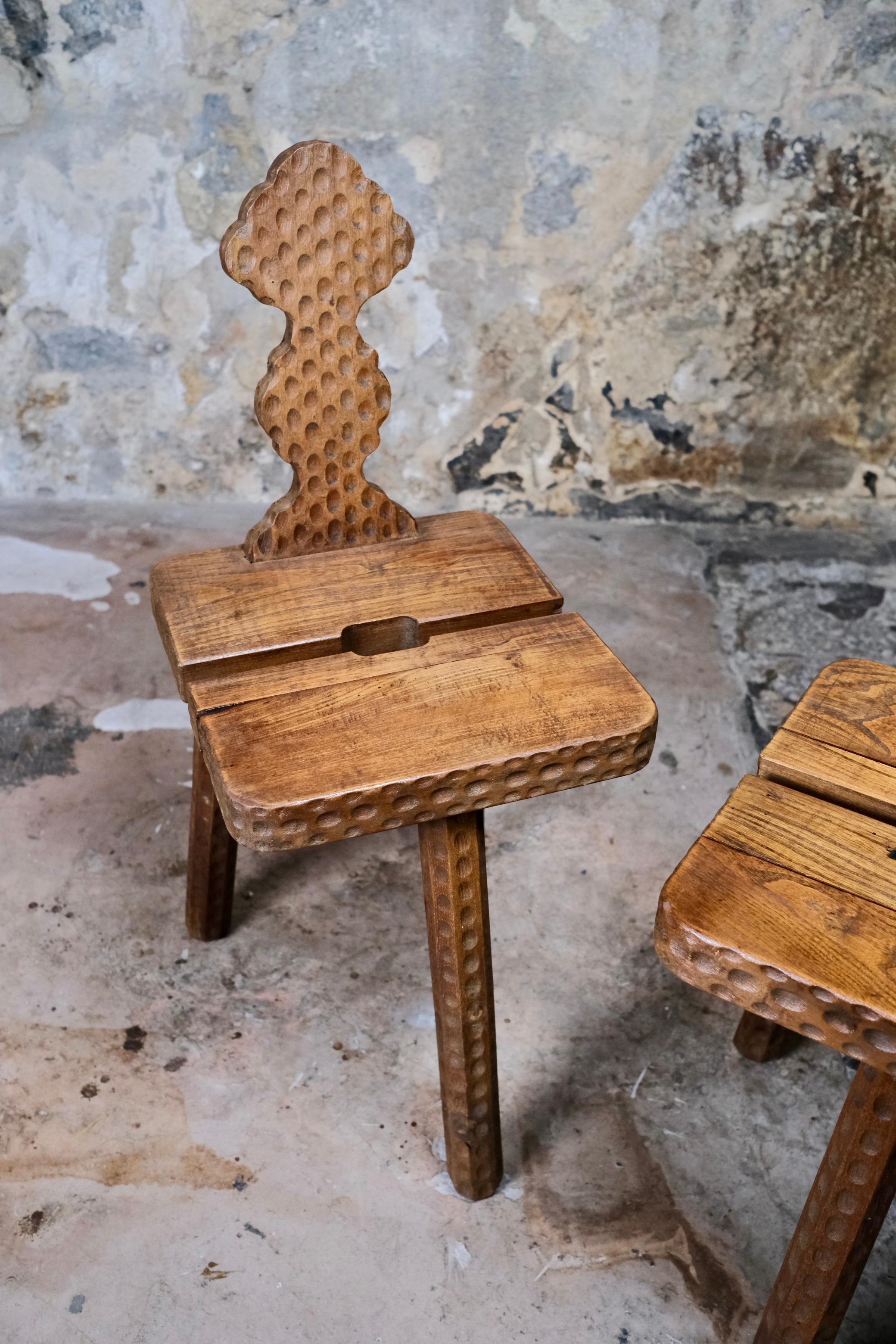 Sculpté Paire de chaises tripodes en chêne, art populaire, fabriquées en Bretagne, France, milieu du siècle dernier en vente