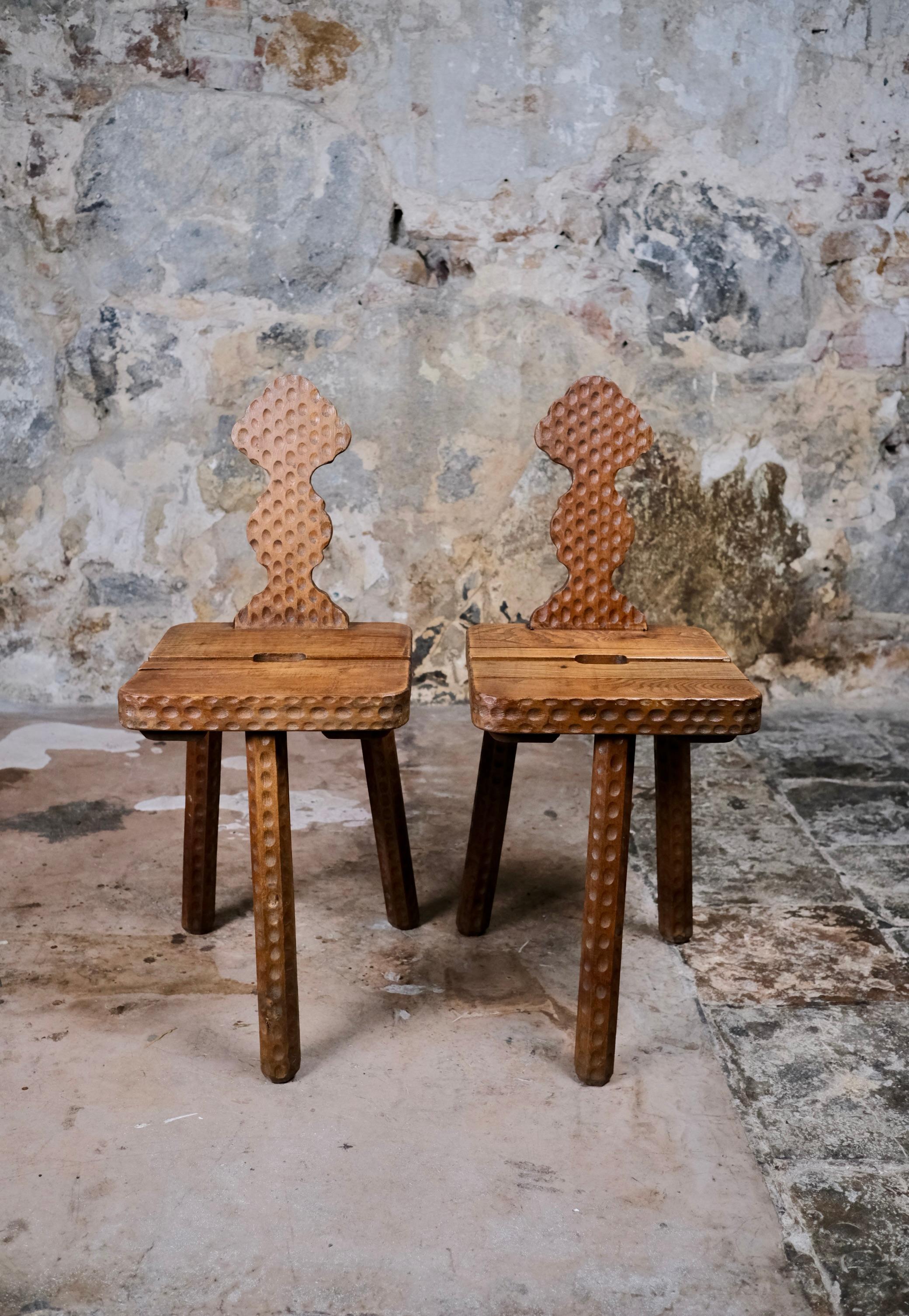 Paire de chaises tripodes en chêne, art populaire, fabriquées en Bretagne, France, milieu du siècle dernier Bon état - En vente à Lyon, FR