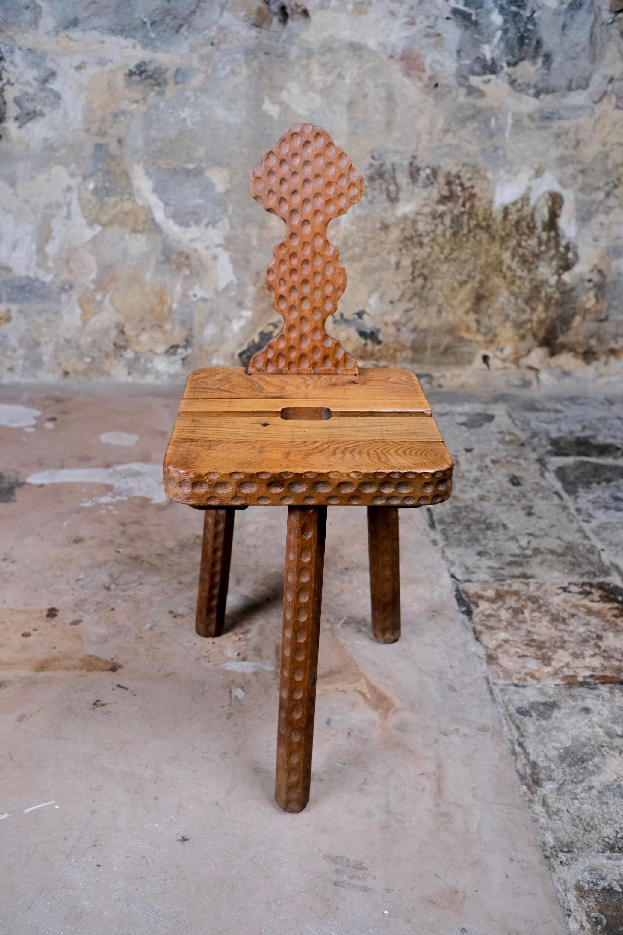 Milieu du XXe siècle Paire de chaises tripodes en chêne, art populaire, fabriquées en Bretagne, France, milieu du siècle dernier en vente