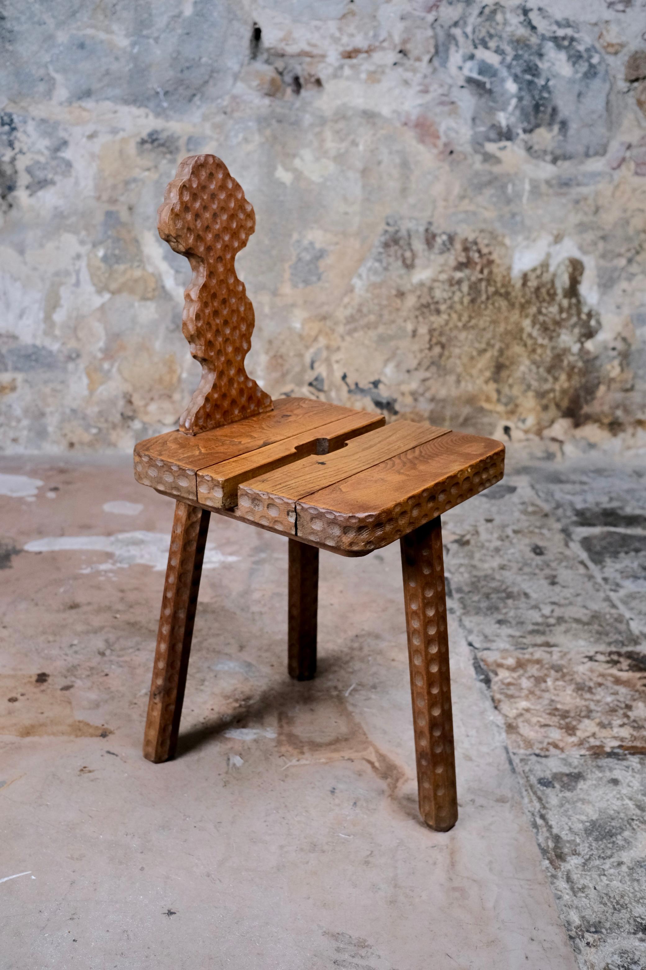 Chêne Paire de chaises tripodes en chêne, art populaire, fabriquées en Bretagne, France, milieu du siècle dernier en vente