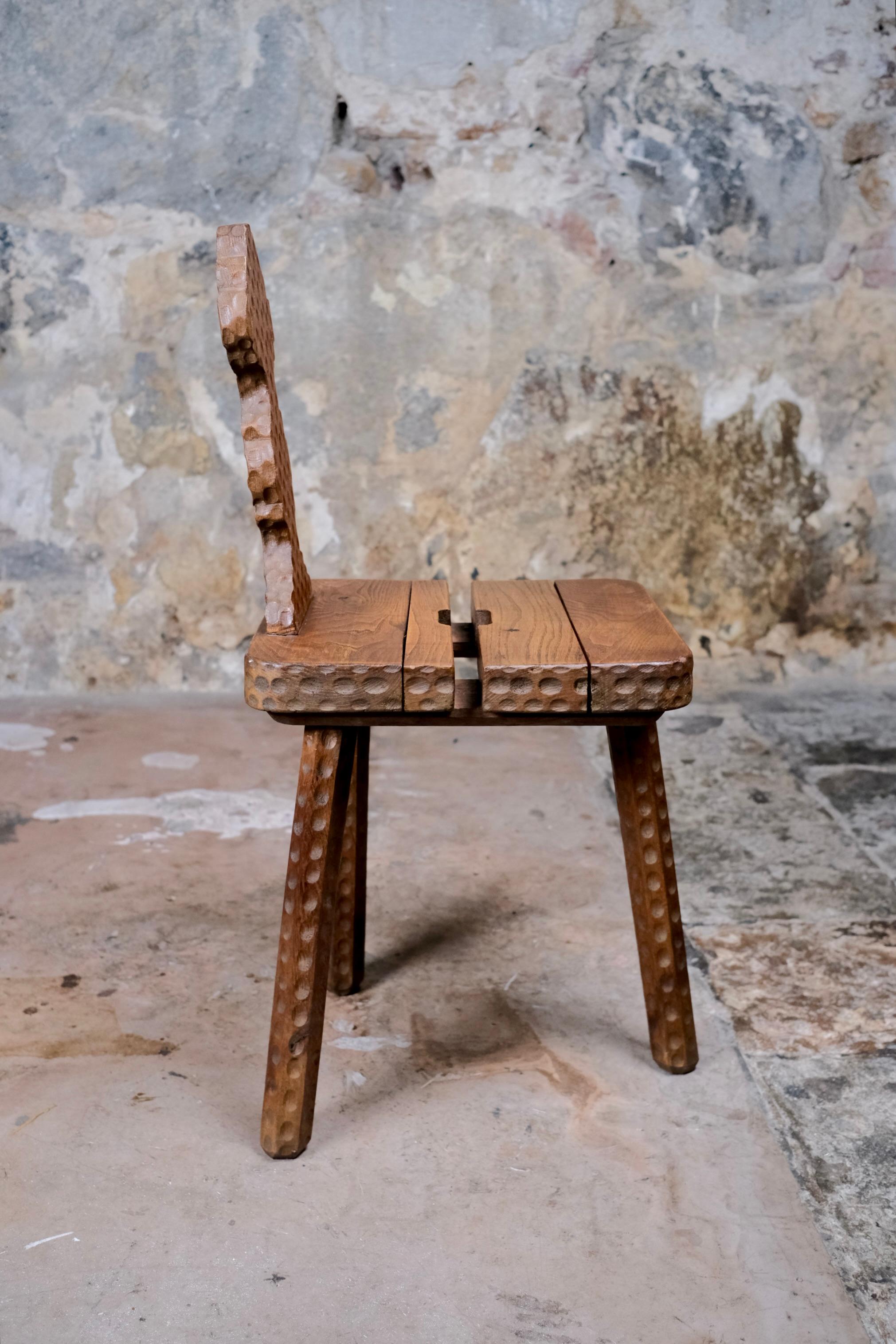 Paire de chaises tripodes en chêne, art populaire, fabriquées en Bretagne, France, milieu du siècle dernier en vente 1