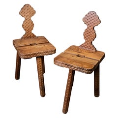 Coppia di sedie a treppiede in Oak, arte popolare, realizzate in Bretagna, Francia, metà del secolo scorso
