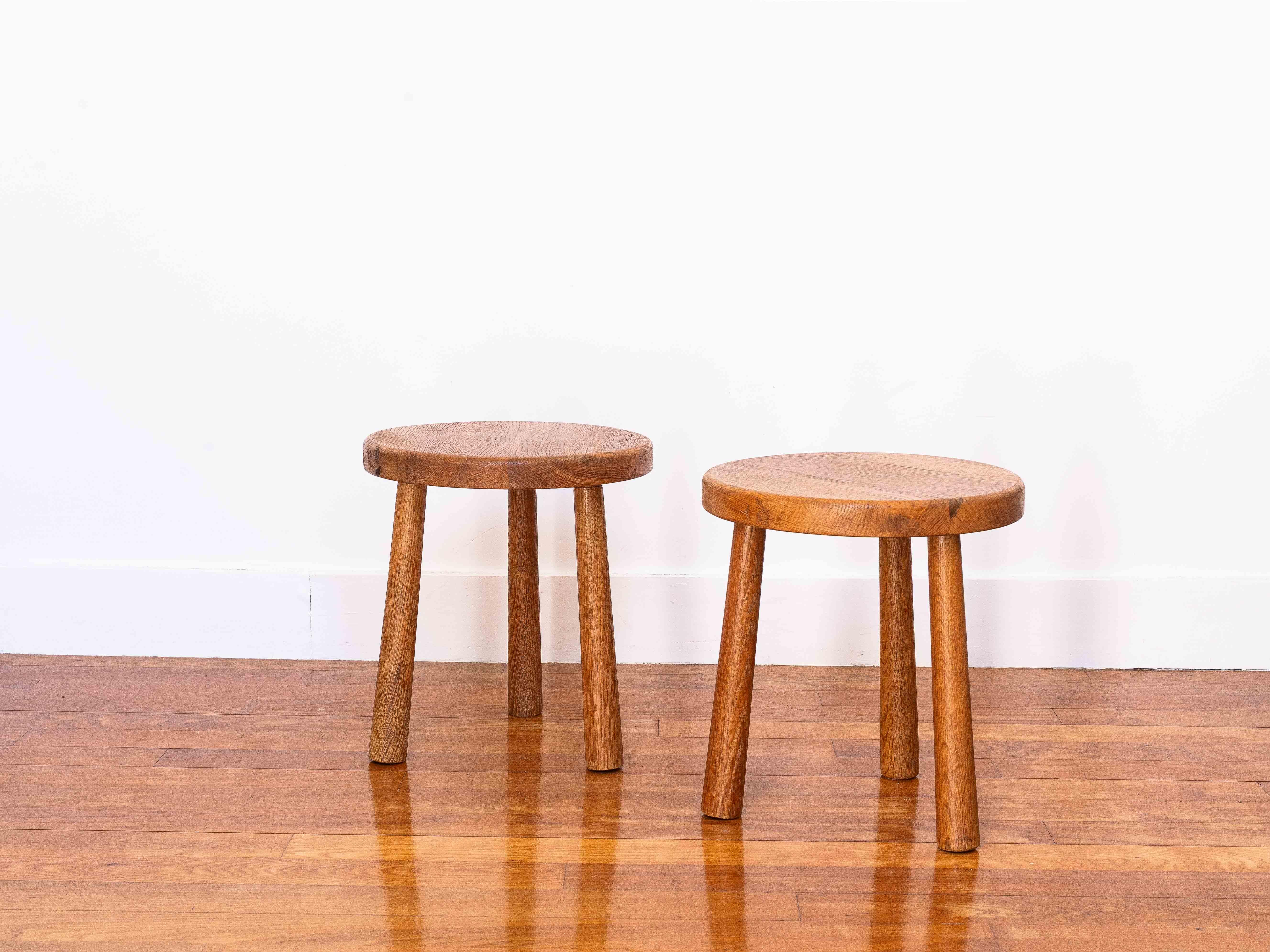 Paire de tabourets tripodes en chêne, milieu du siècle français, style Charlotte Perriand, années 1950 en vente 2