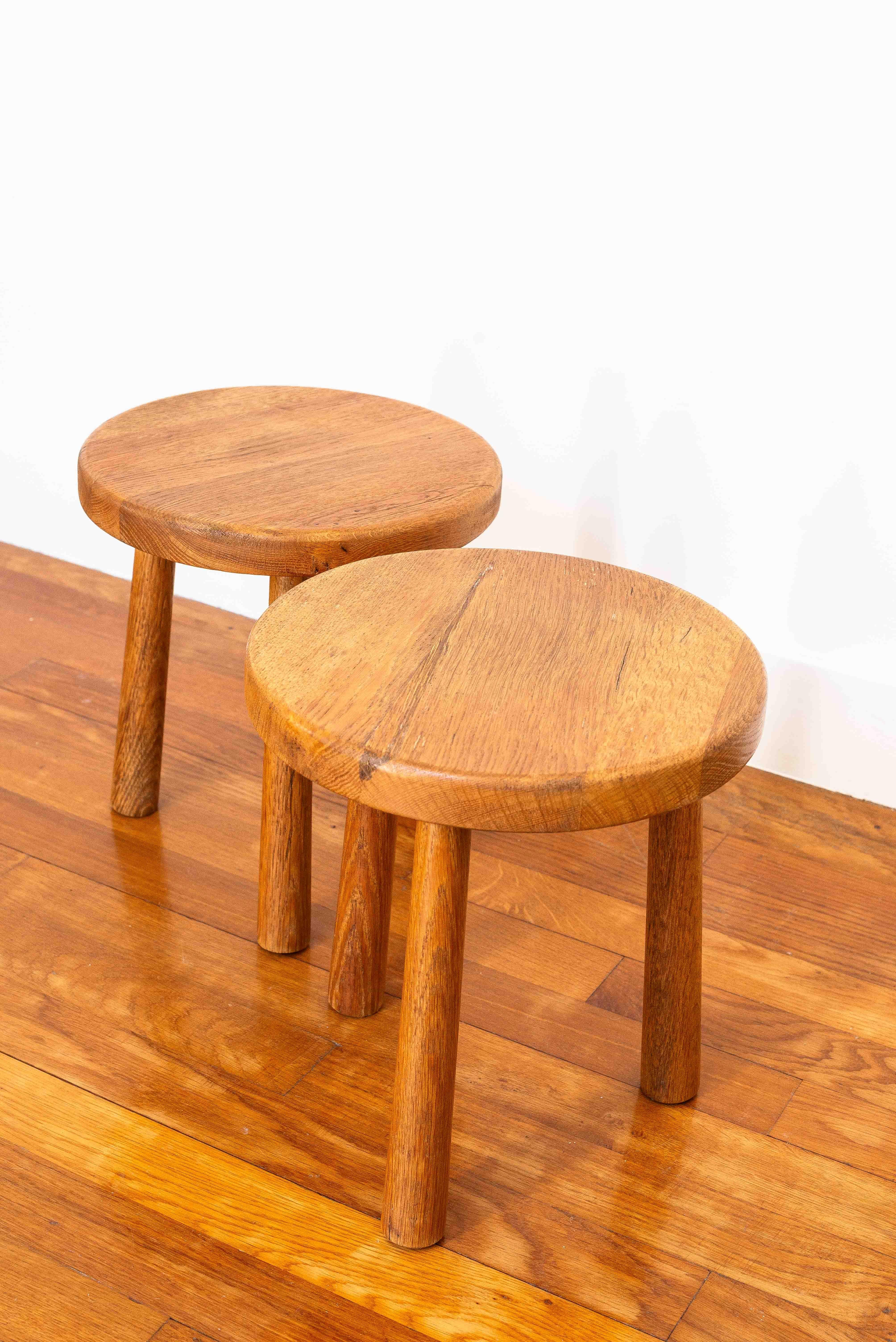Paire de tabourets tripodes en chêne, milieu du siècle français, style Charlotte Perriand, années 1950 en vente 5