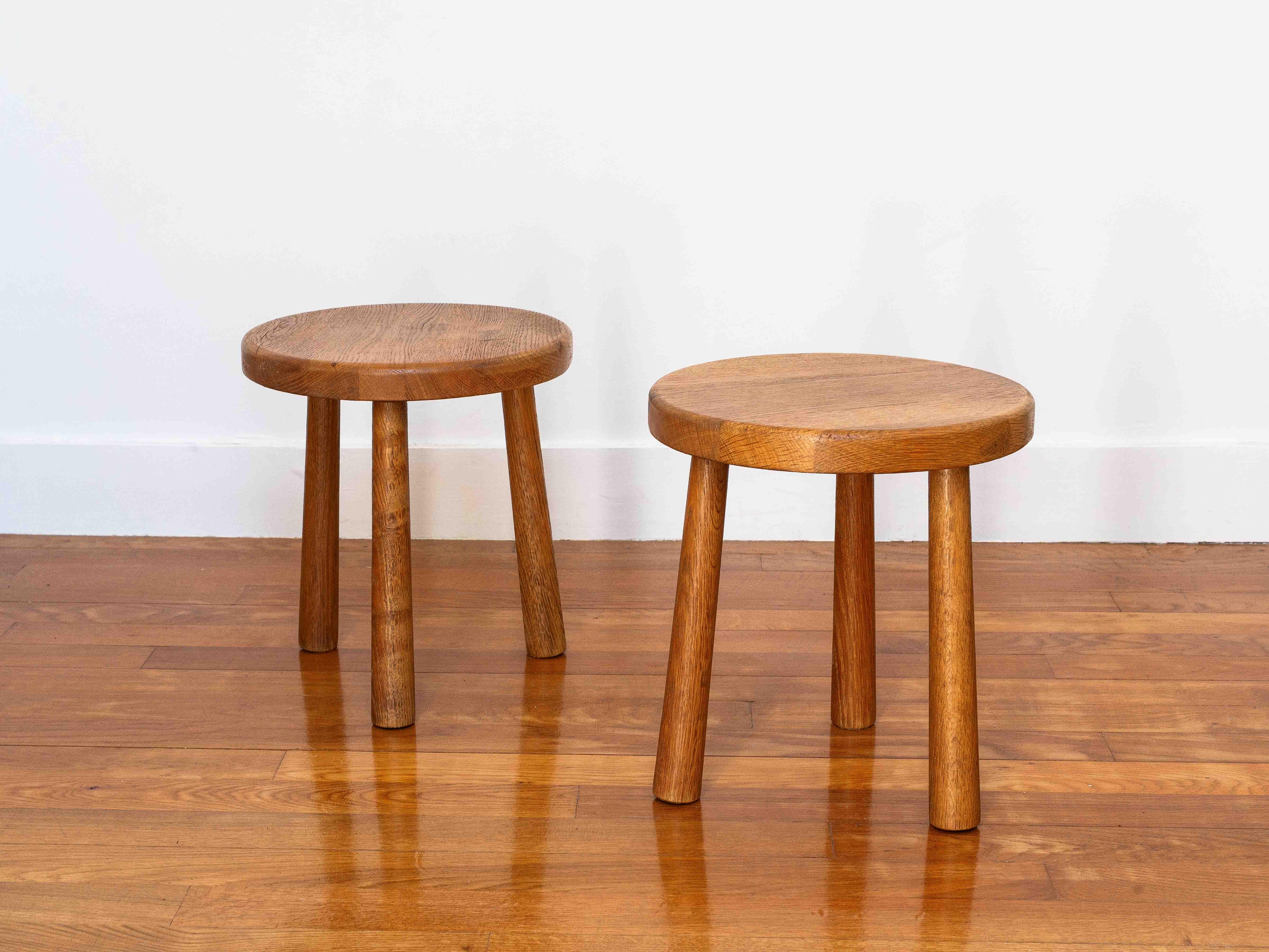 Paire de tabourets tripodes en chêne, milieu du siècle français, style Charlotte Perriand, années 1950 en vente 6