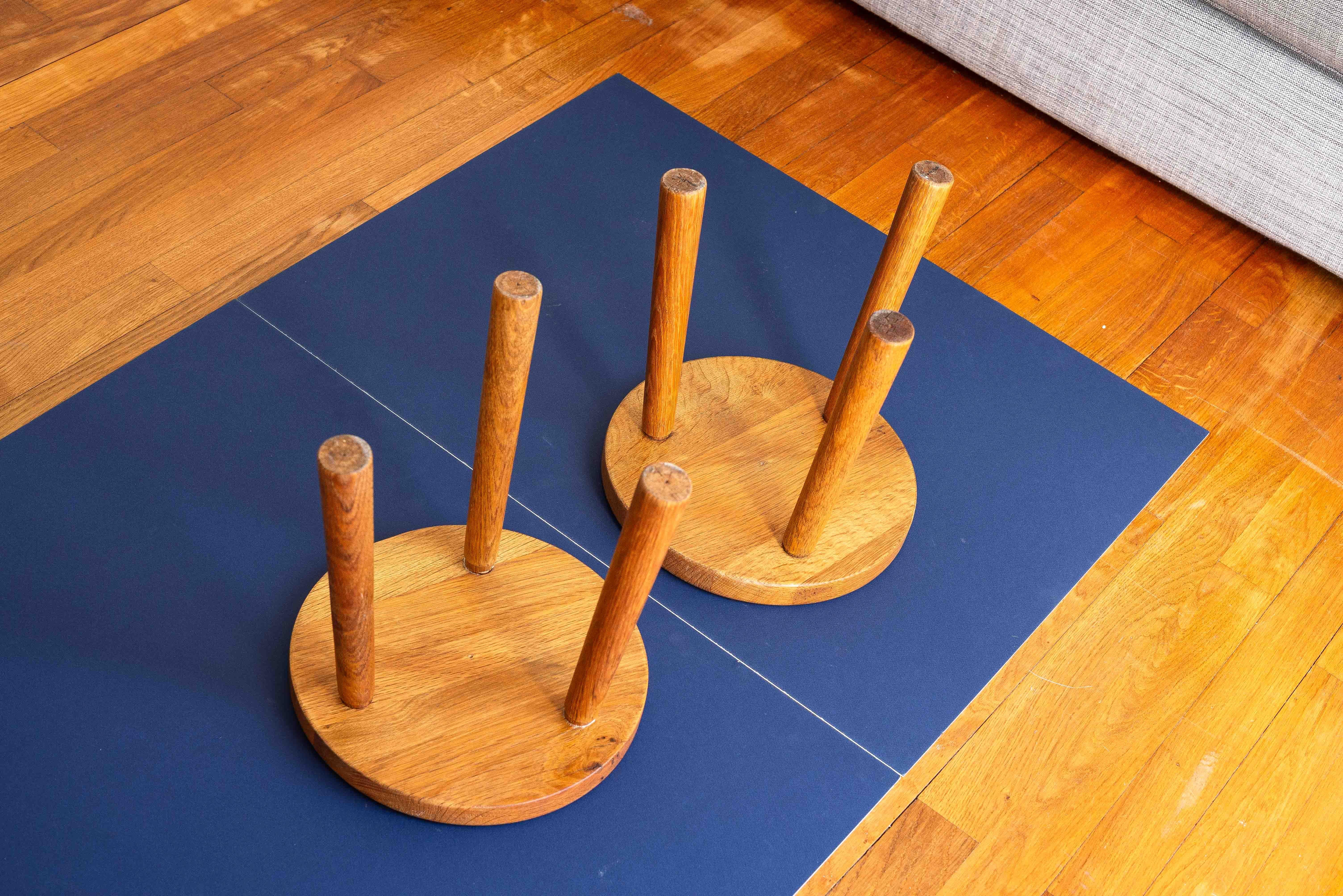 Paire de tabourets tripodes en chêne, milieu du siècle français, style Charlotte Perriand, années 1950 en vente 7