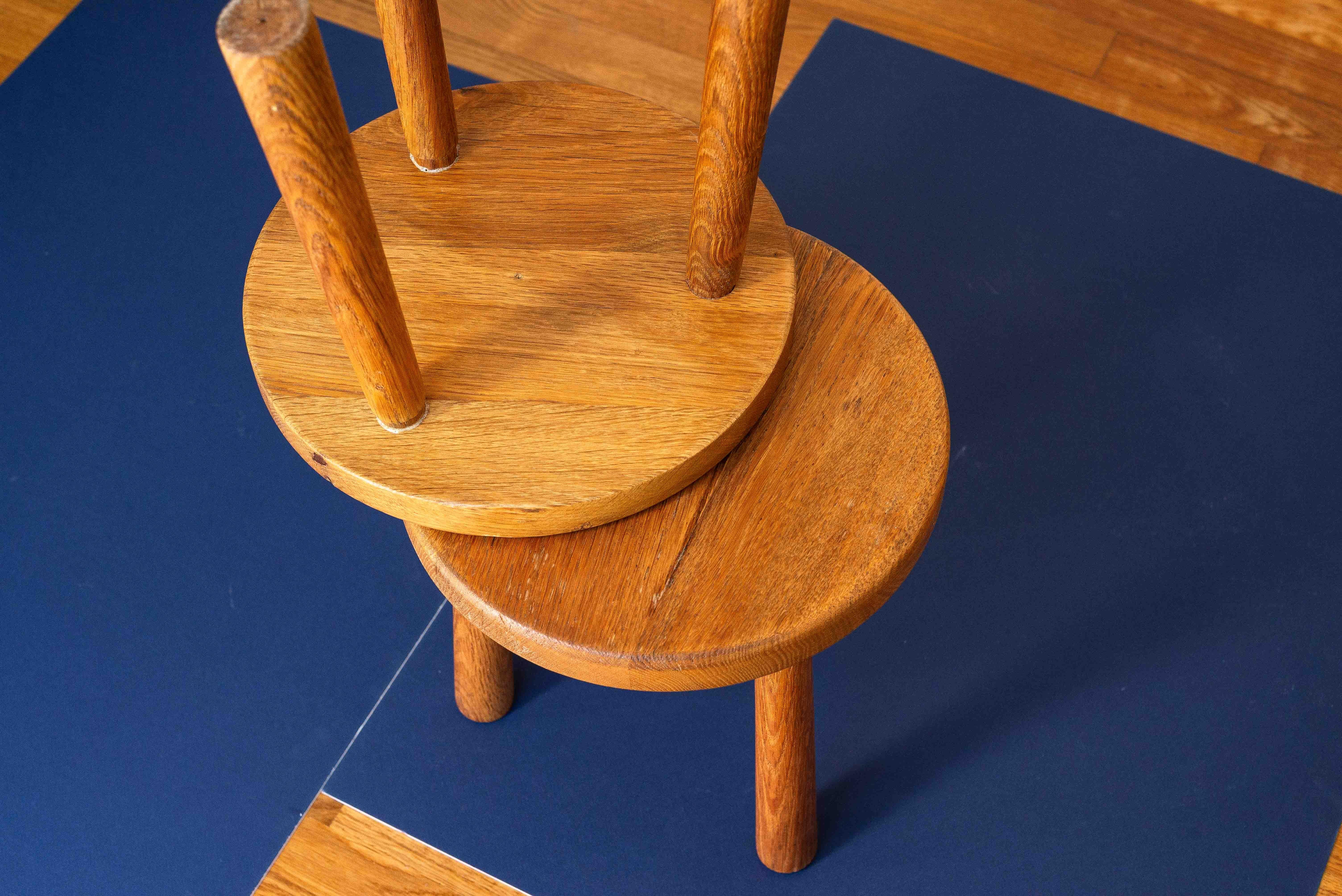 Paire de tabourets tripodes en chêne, milieu du siècle français, style Charlotte Perriand, années 1950 en vente 8