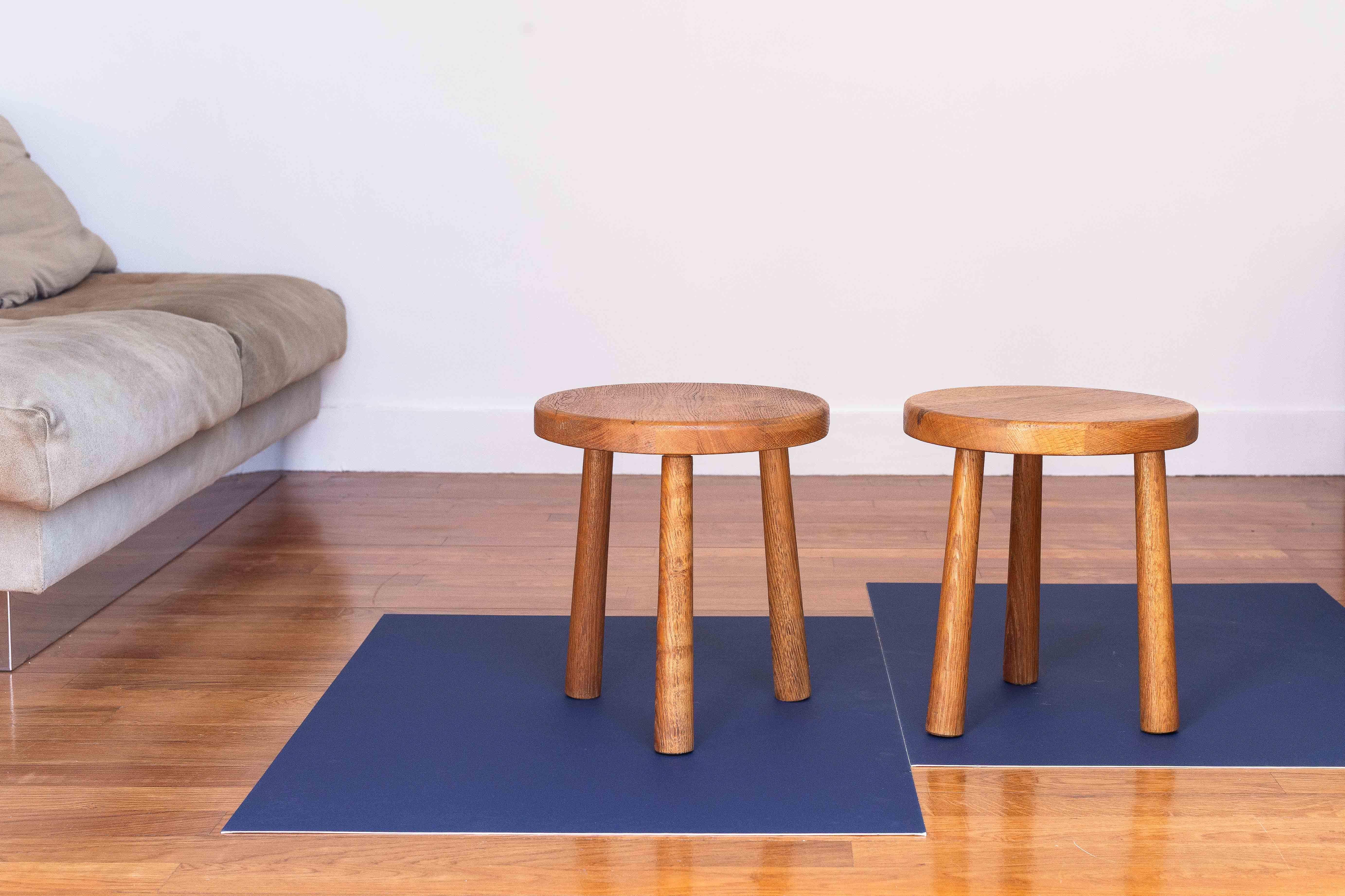 Paire de tabourets tripodes en chêne, milieu du siècle français, style Charlotte Perriand, années 1950 en vente 9