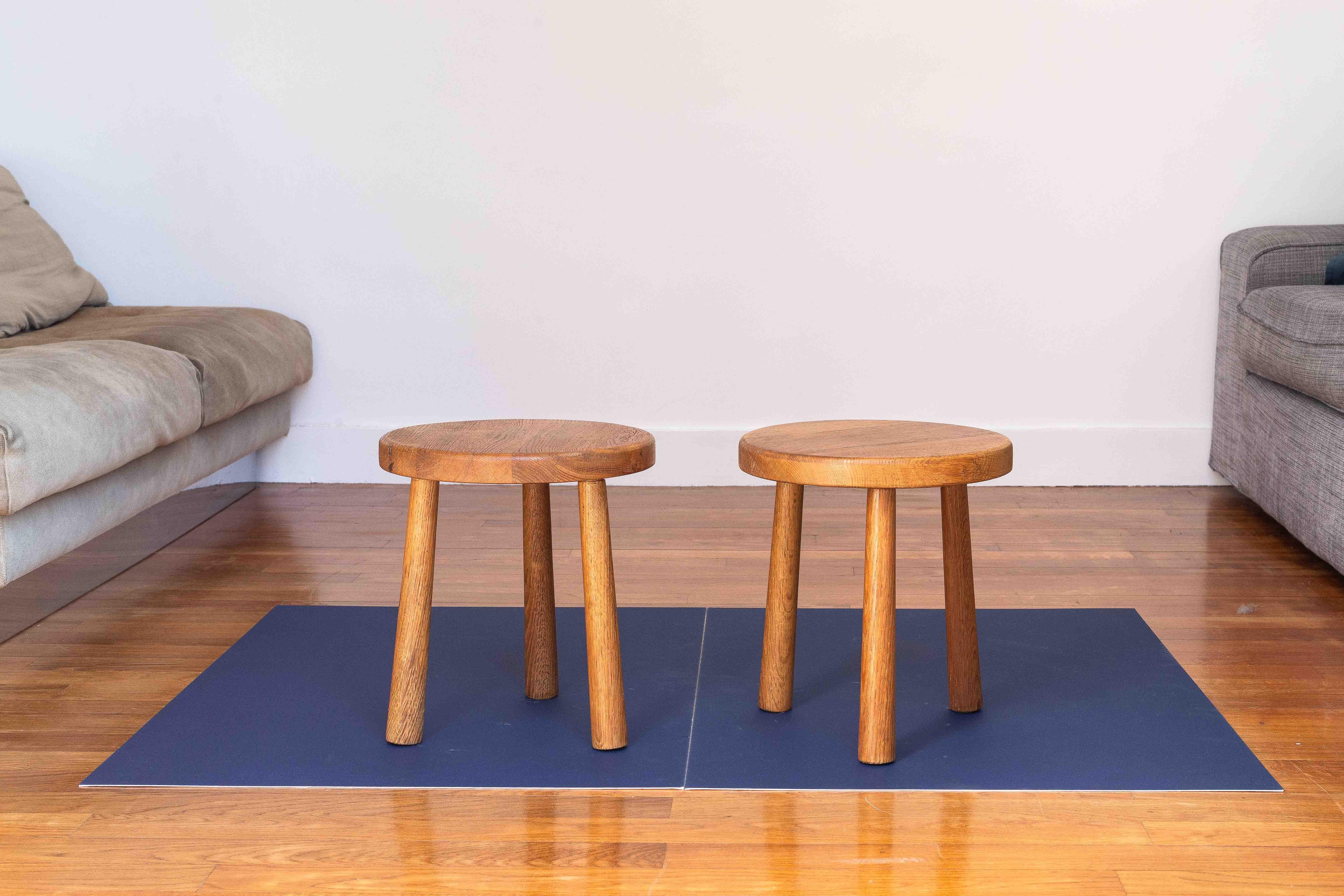 Paire de tabourets tripodes en chêne, milieu du siècle français, style Charlotte Perriand, années 1950 en vente 10
