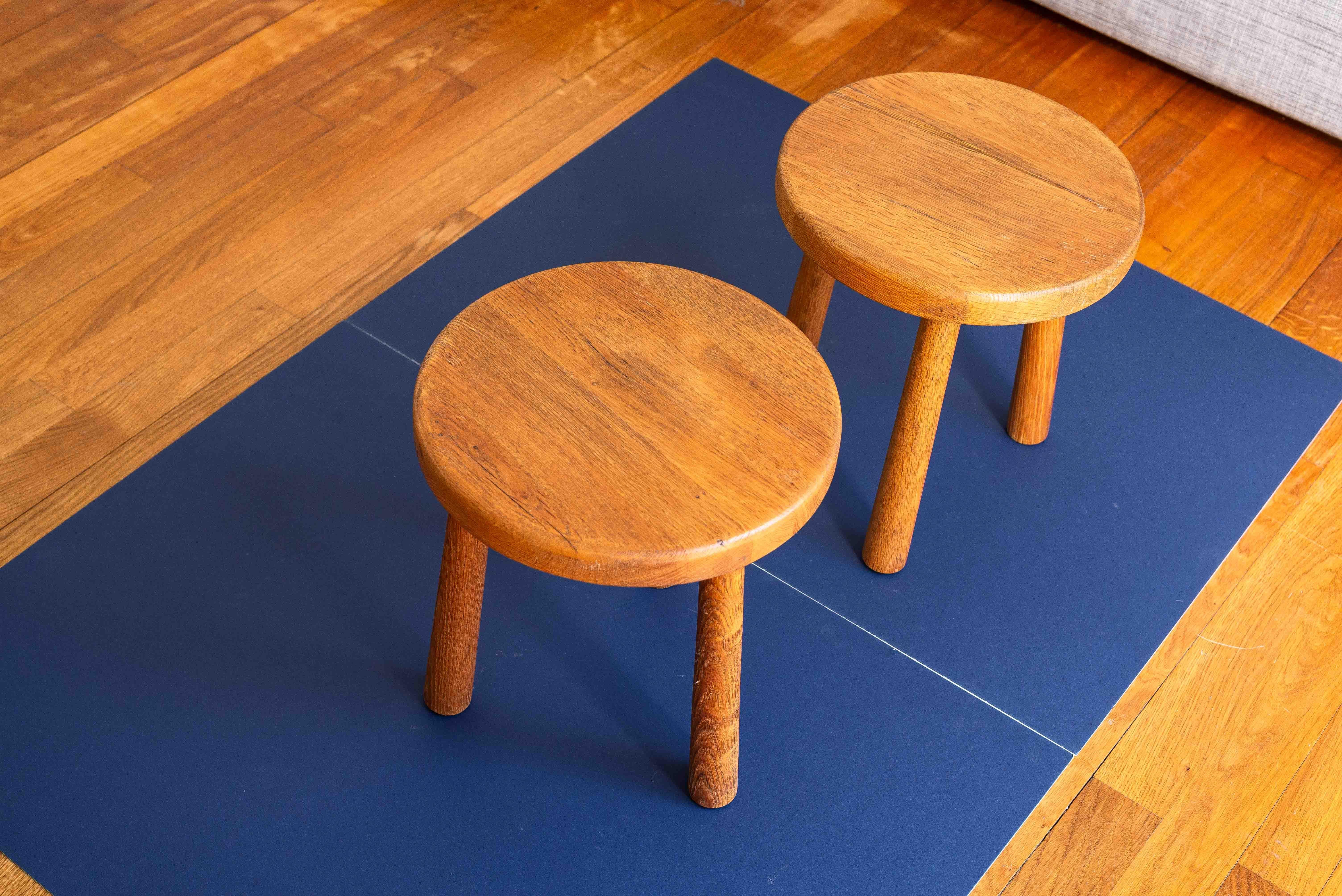 Mid-Century Modern Paire de tabourets tripodes en chêne, milieu du siècle français, style Charlotte Perriand, années 1950 en vente
