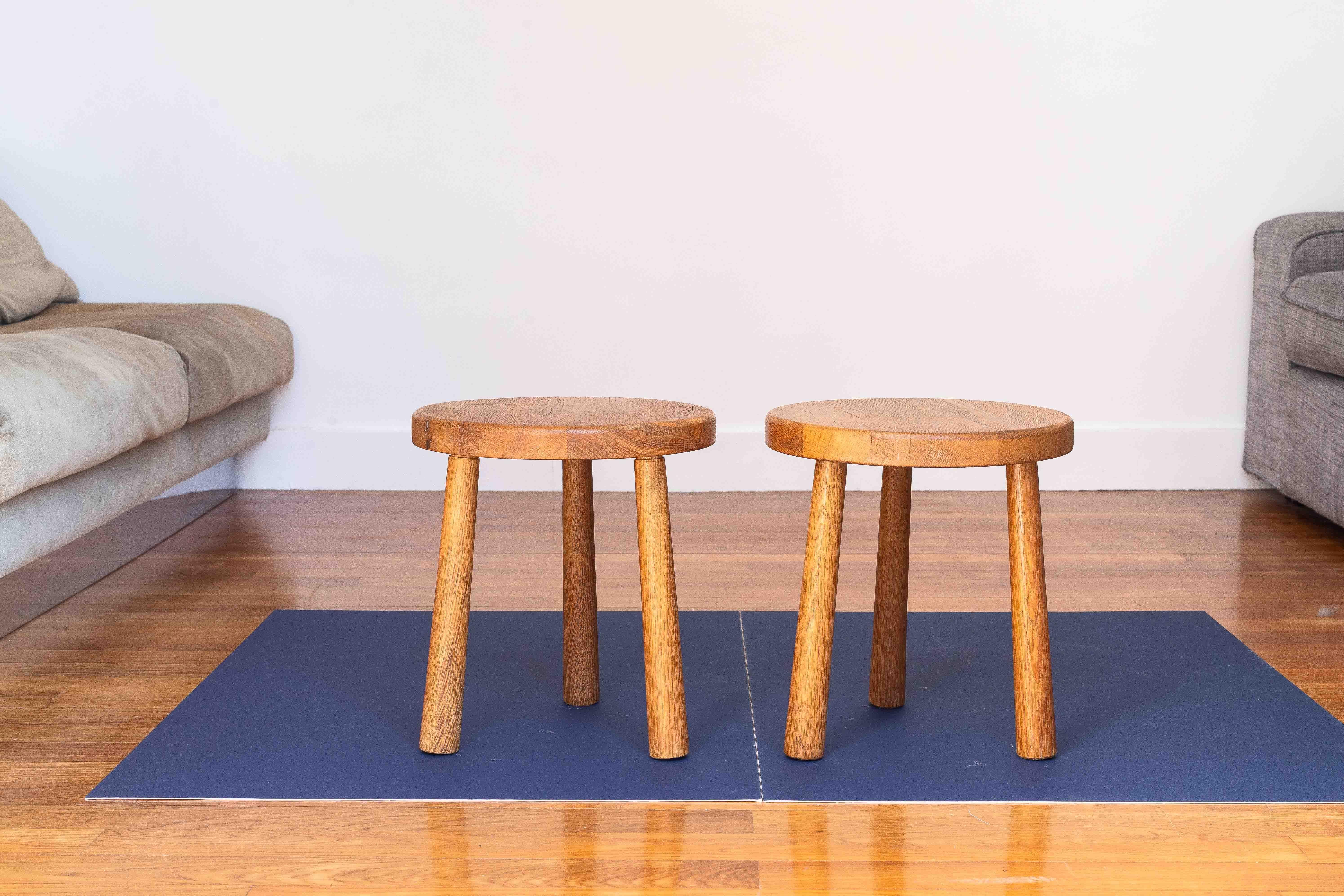 Français Paire de tabourets tripodes en chêne, milieu du siècle français, style Charlotte Perriand, années 1950 en vente