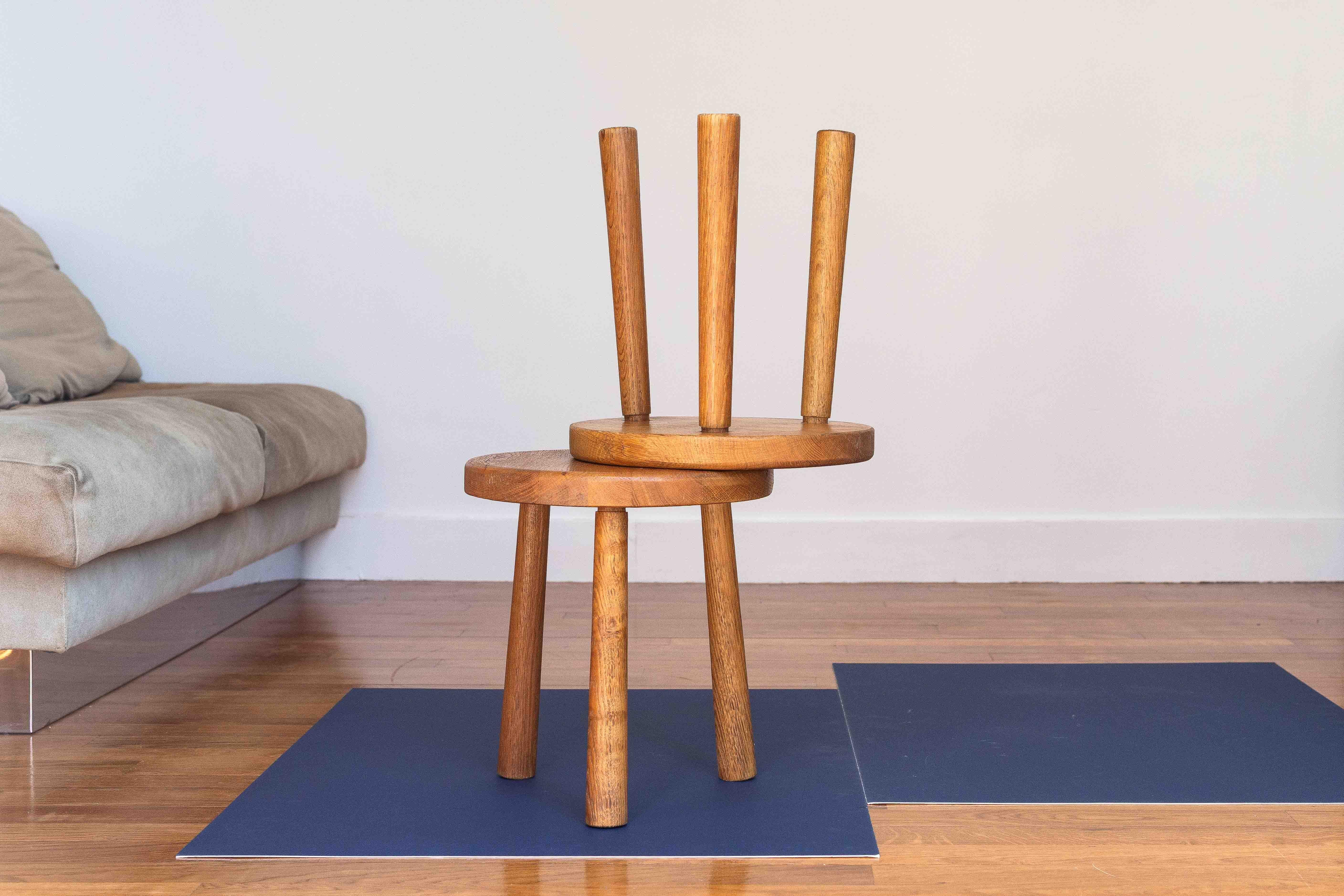 Sculpté Paire de tabourets tripodes en chêne, milieu du siècle français, style Charlotte Perriand, années 1950 en vente