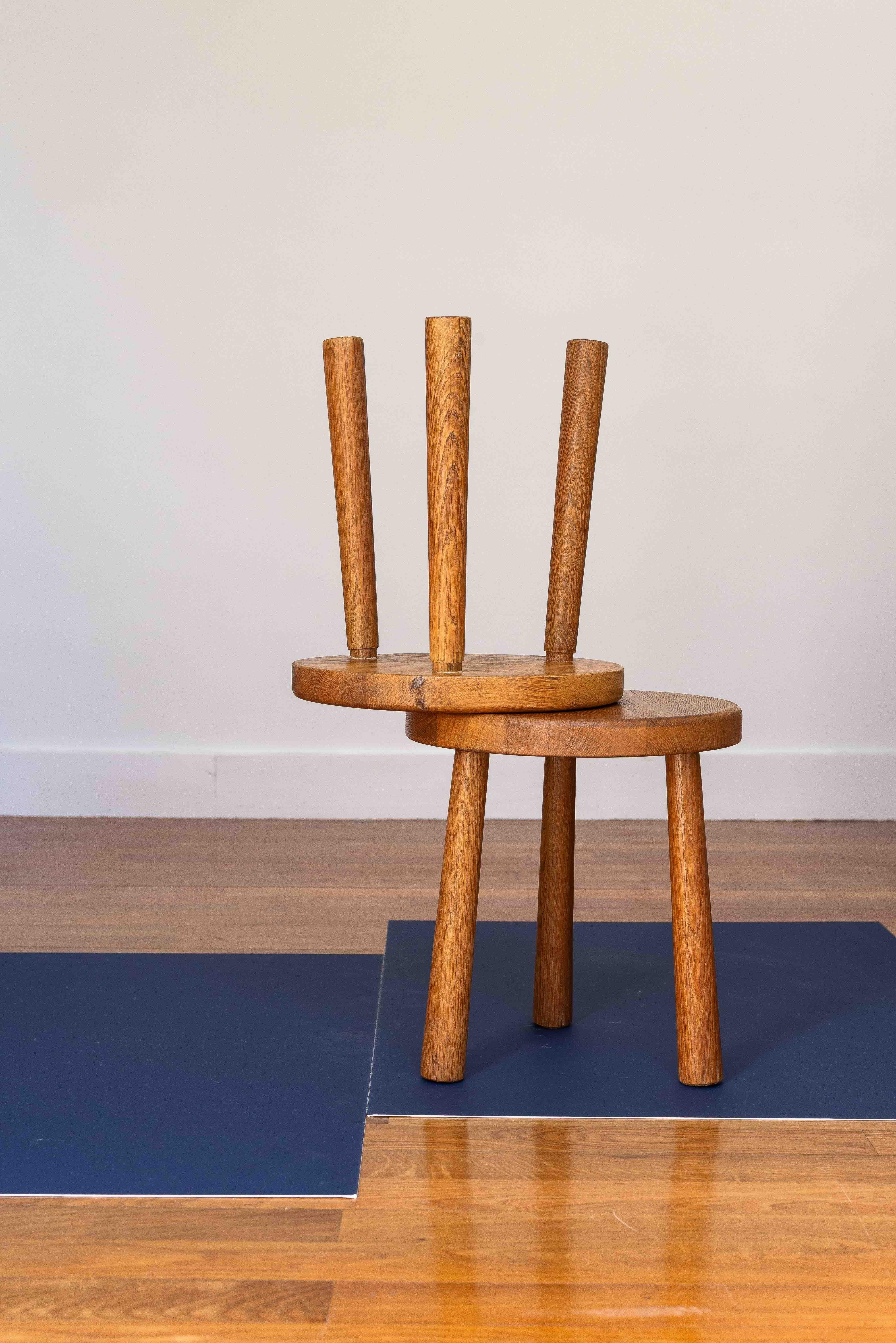Paire de tabourets tripodes en chêne, milieu du siècle français, style Charlotte Perriand, années 1950 Bon état - En vente à ROUEN, Normandie
