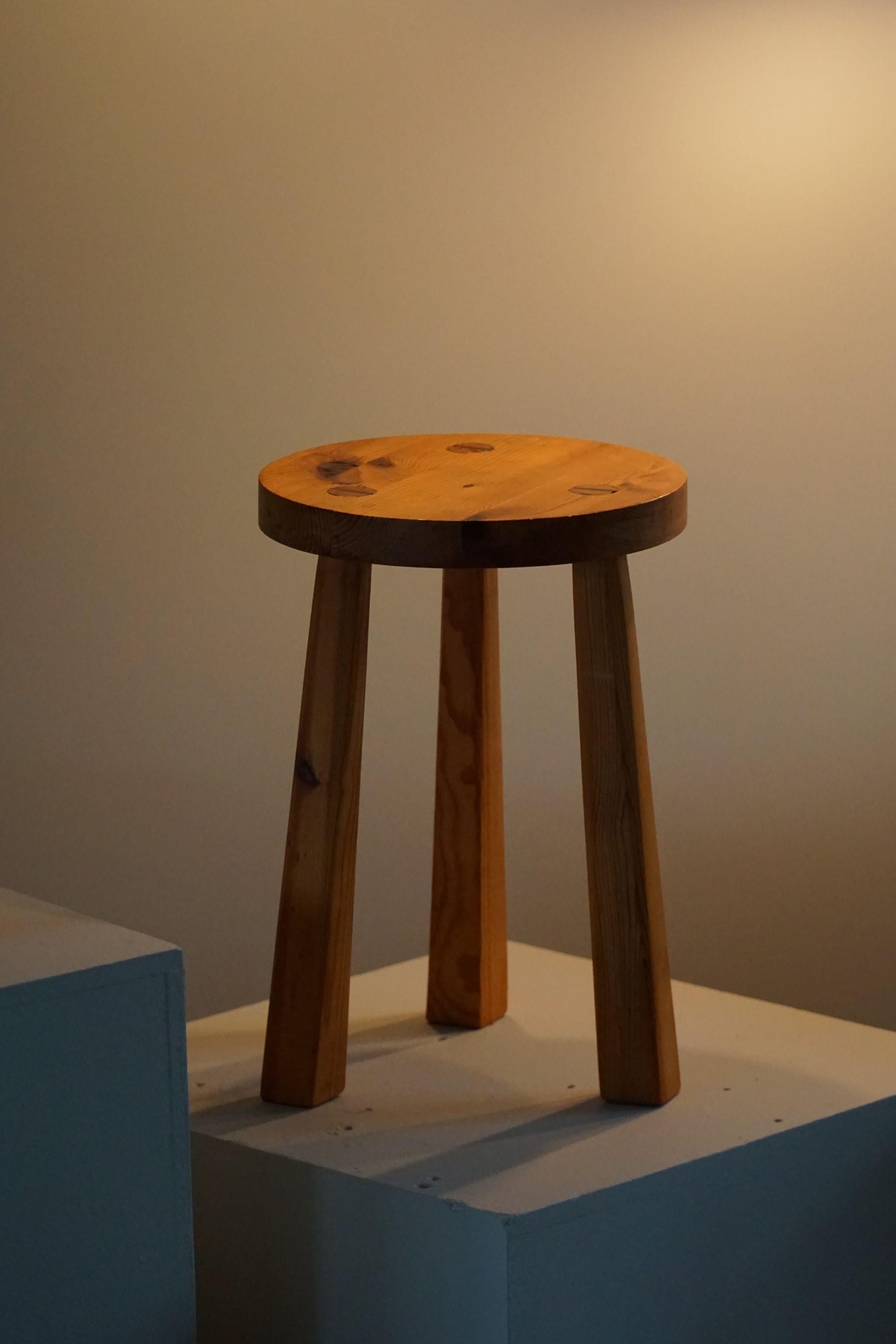 Pair of Tripod Stools in Pine, by Swedish Cabinetmaker, Mid Century, Ca 1960s In Good Condition For Sale In Odense, DK