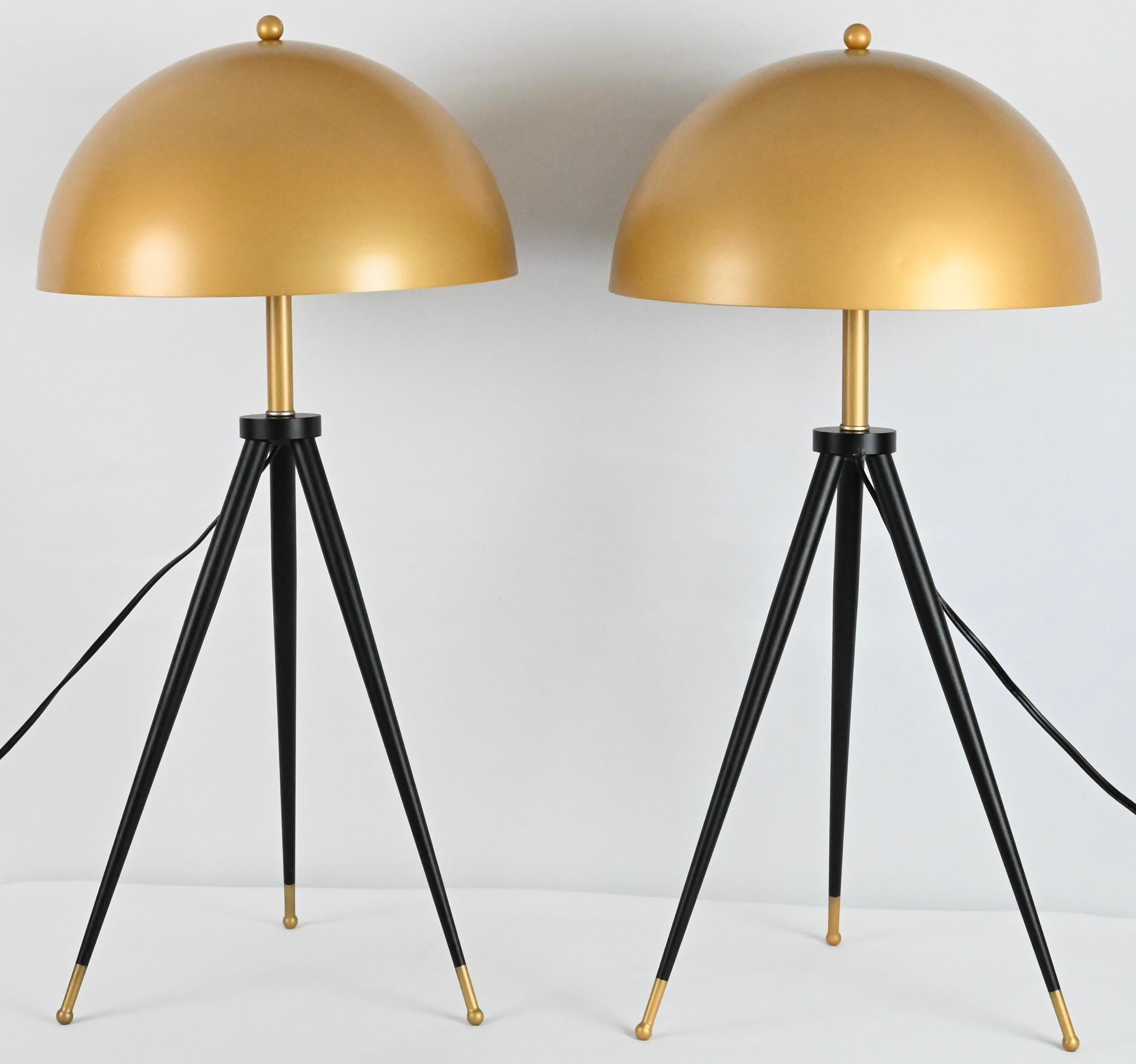 Américain Paire de lampes de table tripodes en vente