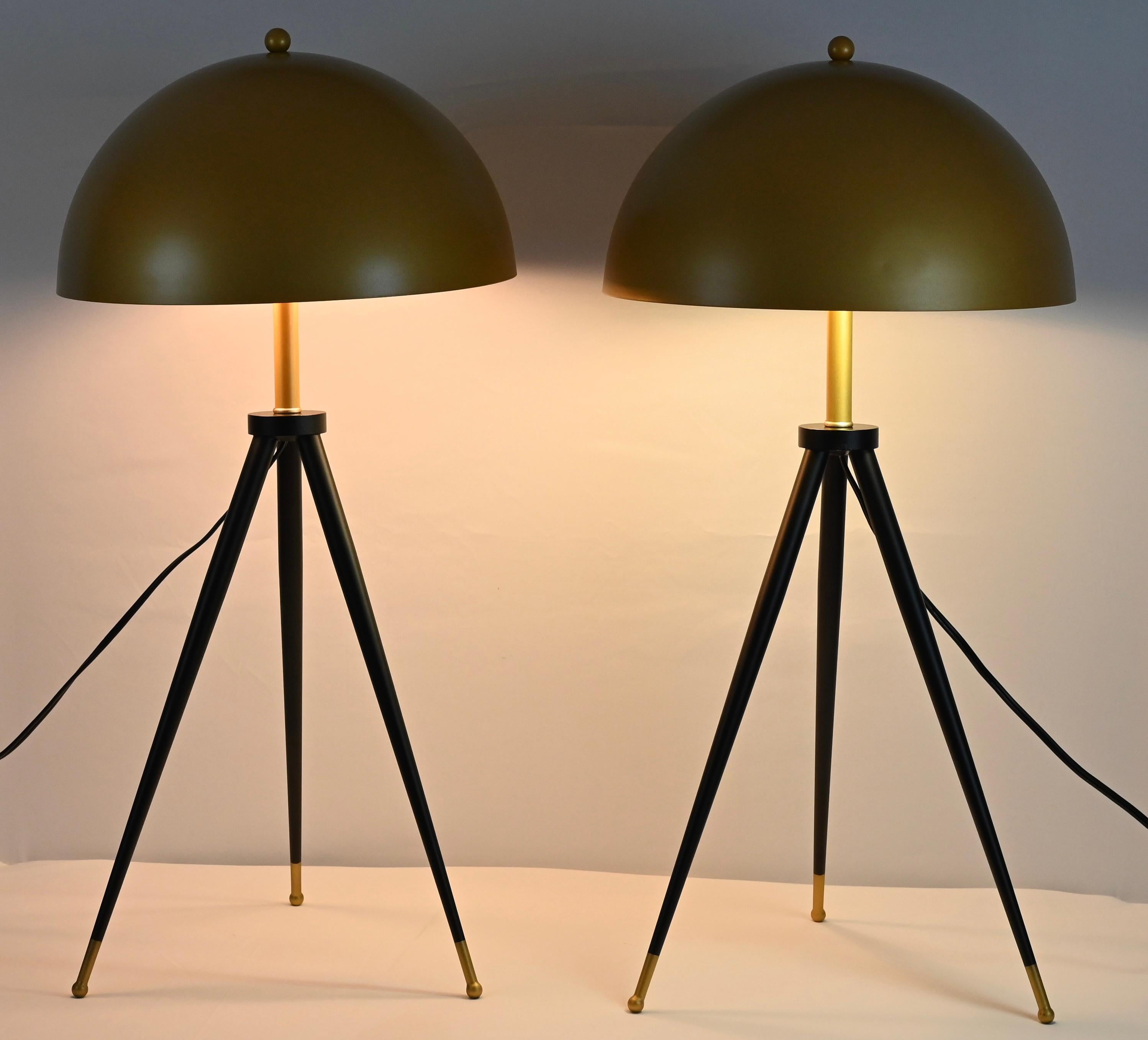 Verni Paire de lampes de table tripodes en vente