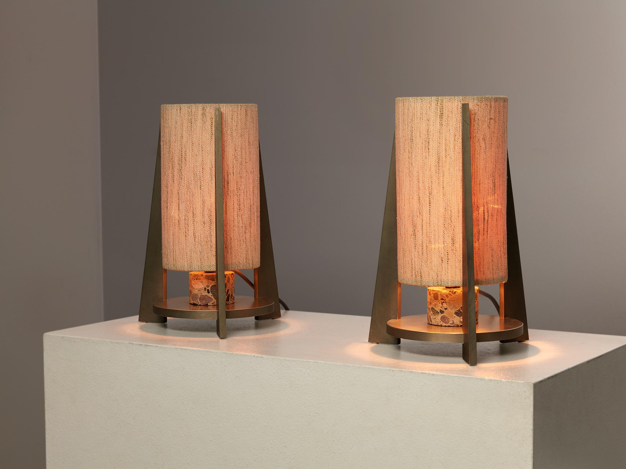 Paar Dreibein-Tischlampen aus Terrazzo-Stein und Nickel  (Moderne der Mitte des Jahrhunderts) im Angebot