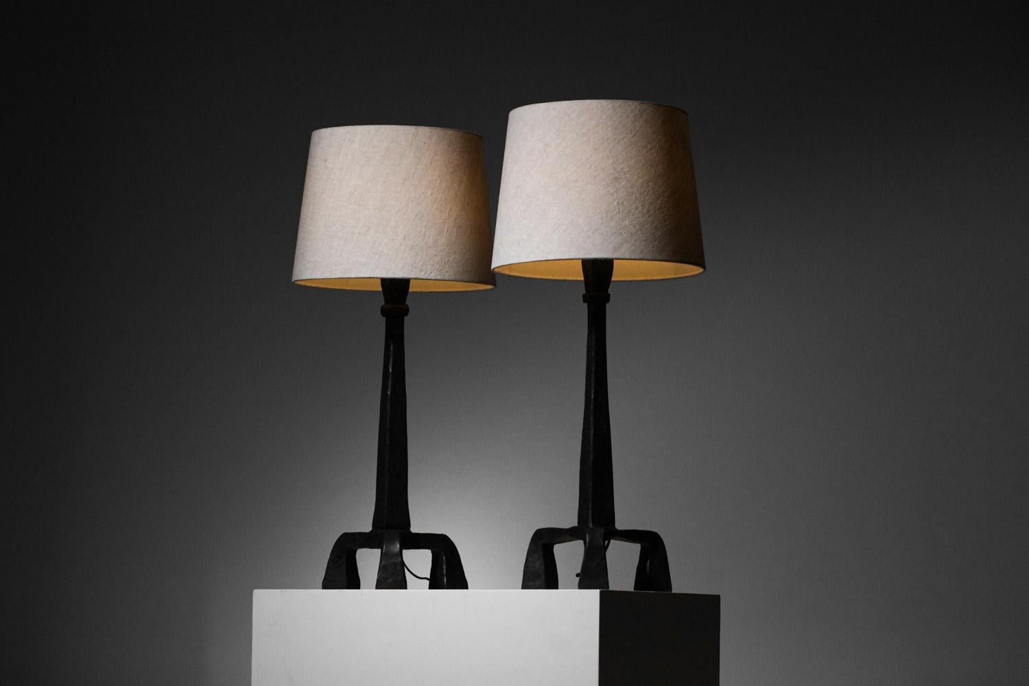 Pair of Tripod Table Lamps in Wrought Iron Diego Giacometti Style, F647 In Good Condition In Lyon, FR