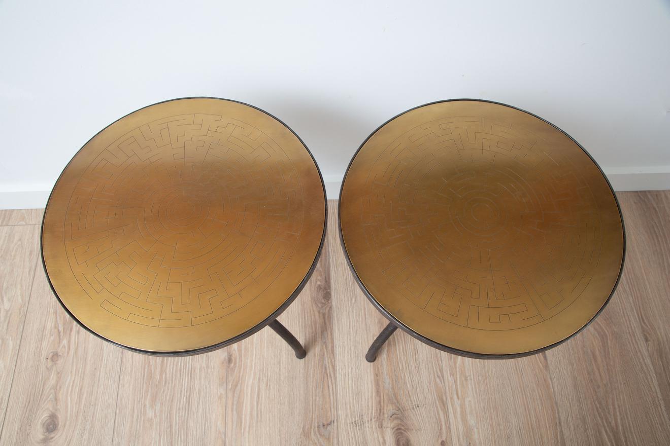 Organique Paire de tables d'appoint tripodes en fer forgé avec plateau en laiton gravé, en stock en vente