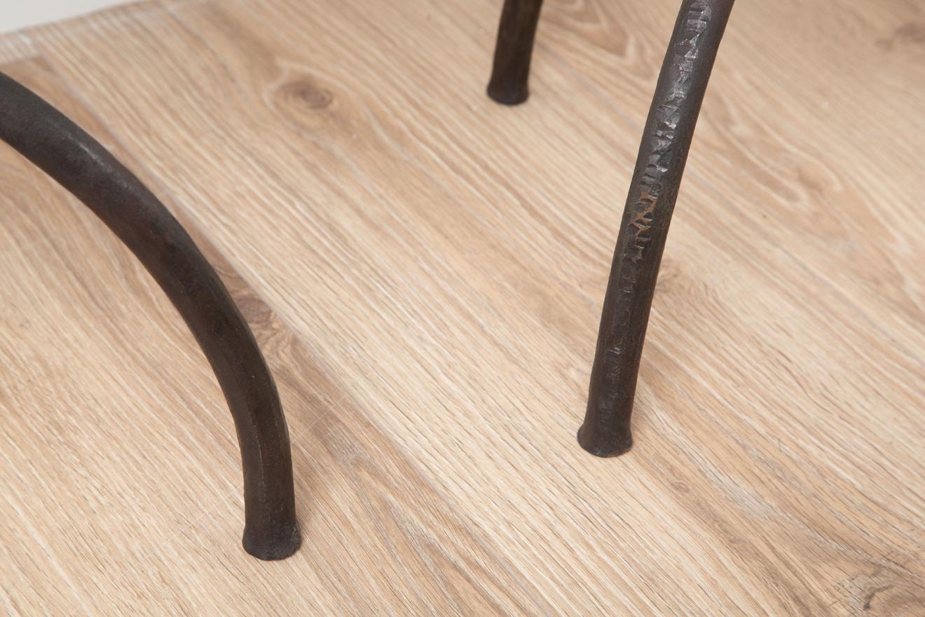 XXIe siècle et contemporain Paire de tables d'appoint tripodes en fer forgé avec plateau en laiton gravé, en stock en vente