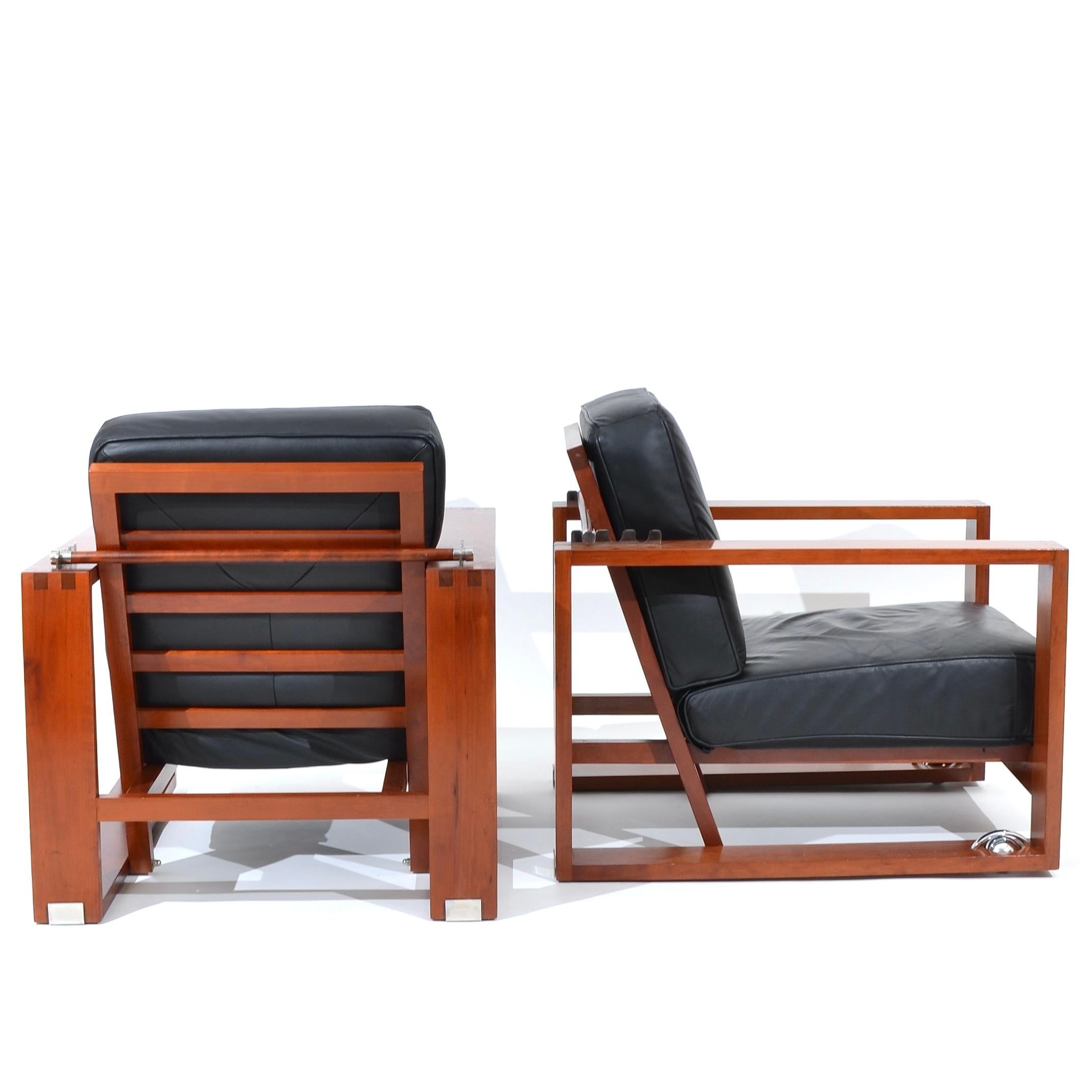 A luxury yacht-like lounge, sit down and let yourself be carried away!

Solid cherry wood, black leather seats and a few details in chromed steel, this is the recipe for these two large French Roche Bobois armchairs.

Note the beautiful assembly
