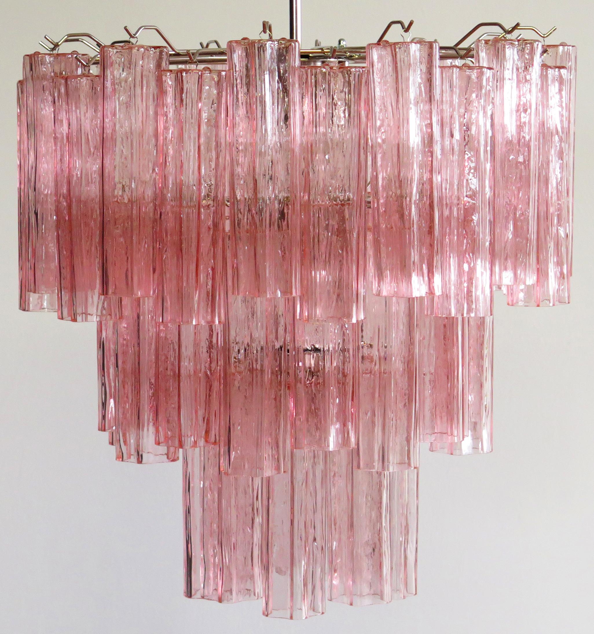 Three-tier Murano glass tube chandelier - 48 pink glasses - Mid-Century Modern
Italian vintage chandelier in Murano glass and nickel-plated metal structure. The armor polished nickel supports 48 large pink glass tubes in a star shape. The glasses